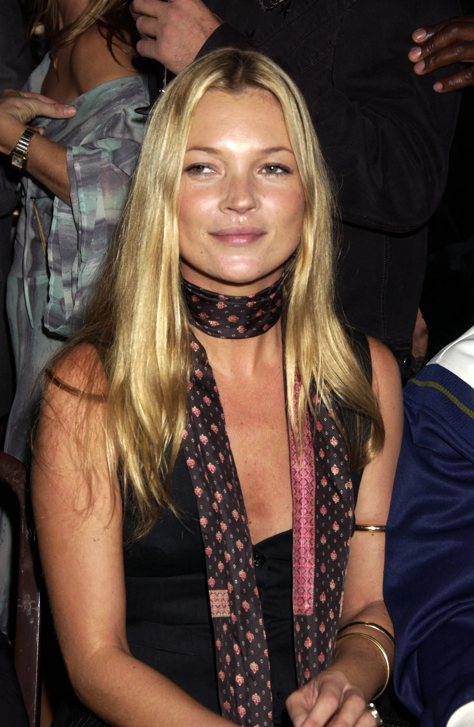 Μαντήλι: 10 fashion ιδέες για να το φορέσετε με απόλυτο στυλ-12
