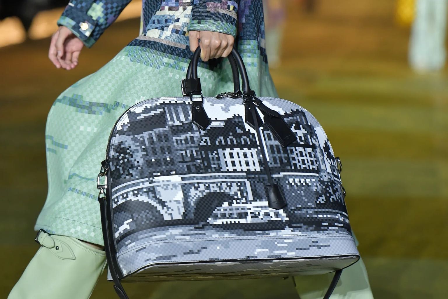 Louis Vuitton Men’s SS24: Όλα τα bag trends από το πρώτο show του Pharrell Williams-5