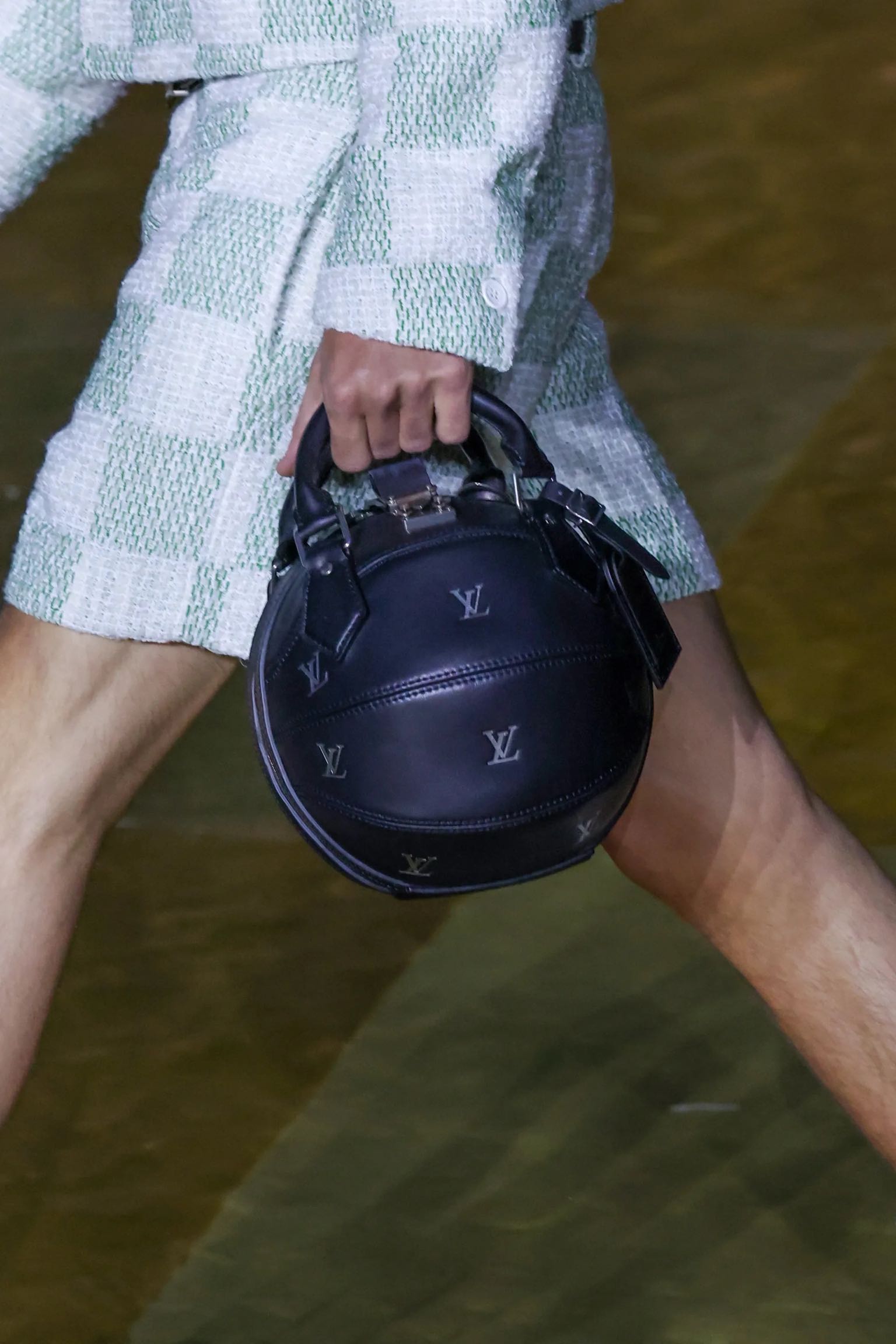 Louis Vuitton Men’s SS24: Όλα τα bag trends από το πρώτο show του Pharrell Williams-4