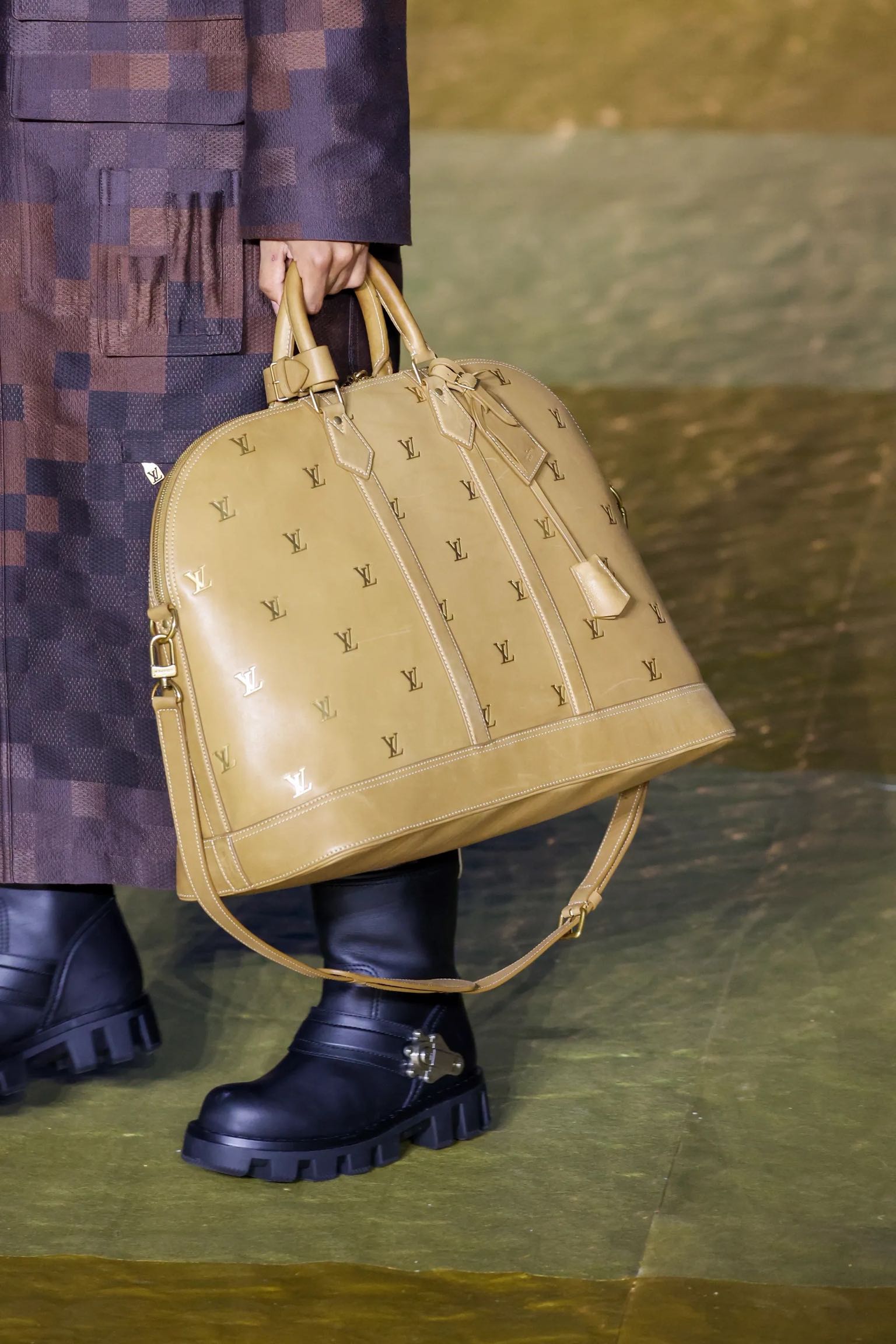 Louis Vuitton Men’s SS24: Όλα τα bag trends από το πρώτο show του Pharrell Williams-9