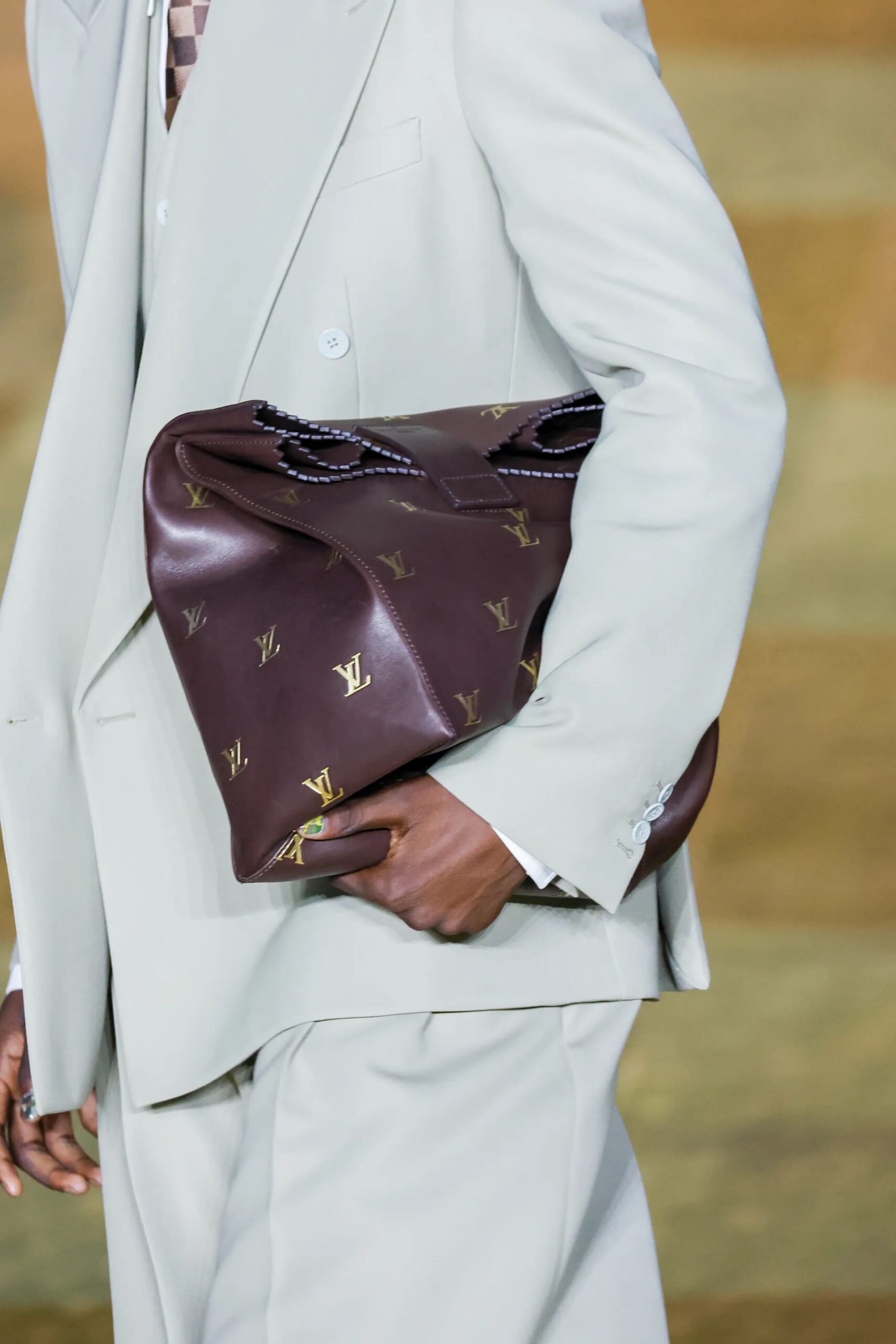 Louis Vuitton Men’s SS24: Όλα τα bag trends από το πρώτο show του Pharrell Williams-7