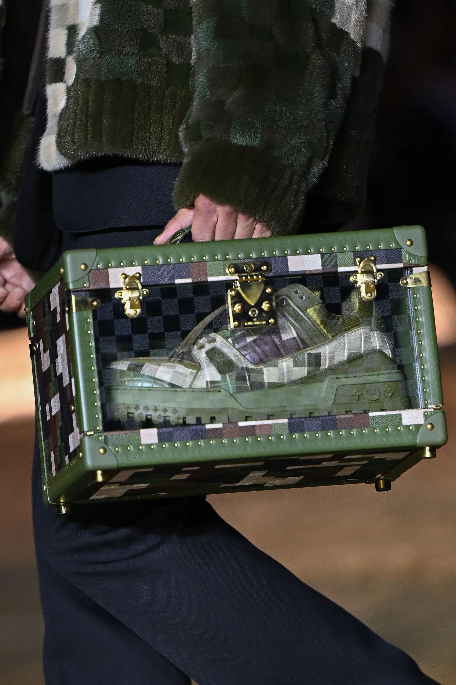 Louis Vuitton Men’s SS24: Όλα τα bag trends από το πρώτο show του Pharrell Williams-2