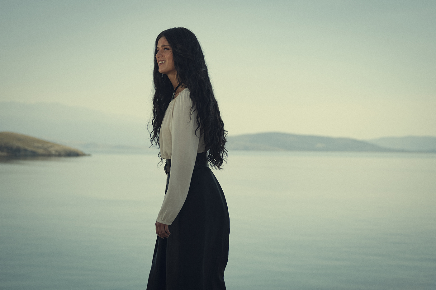 Η πρωταγωνίστρια του The Witcher Anya Chalotra στη Vogue Greece-3