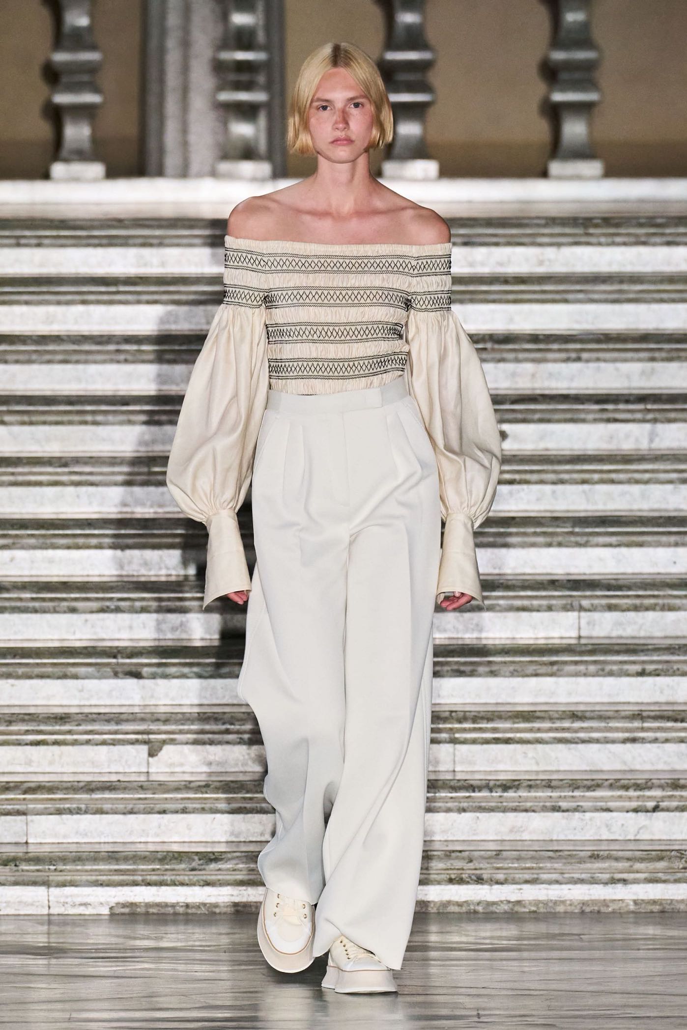 Max Mara Resort 2024: Ένα show εμπνευσμένο από το Midsommar-4