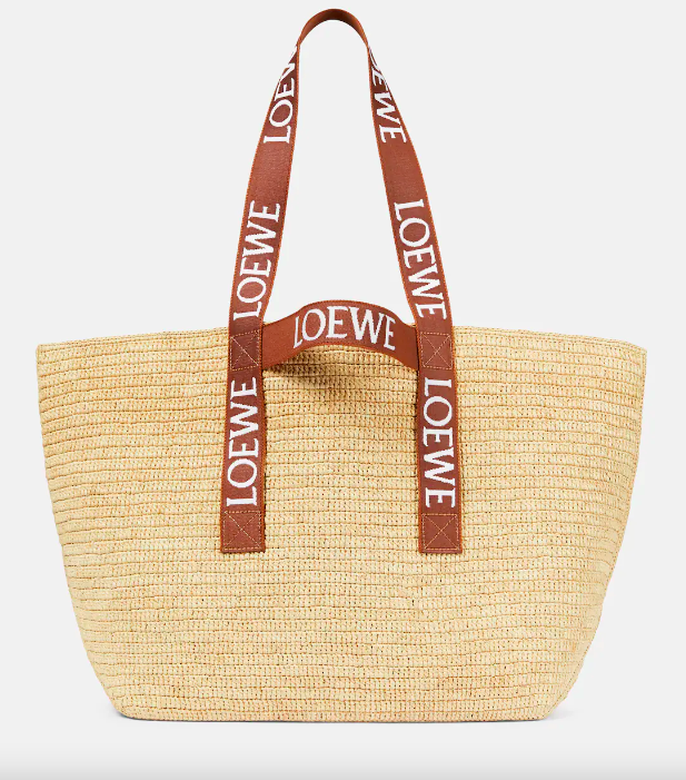 Από τη raffia tote, στα φλατ σανδάλια: Τα 6 essentials για το τριήμερο και όλο το καλοκαίρι-5