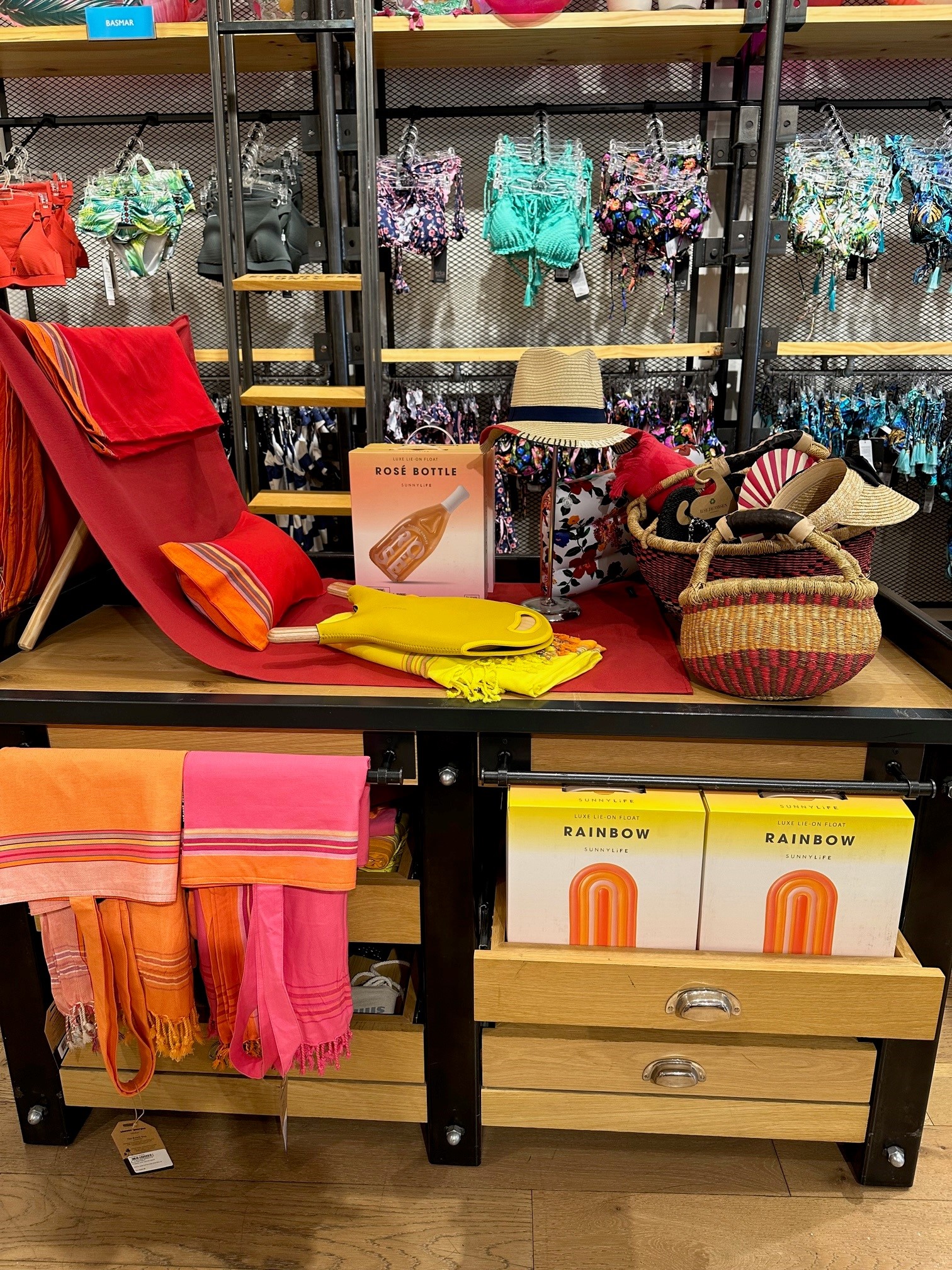 To beach shopping του καλοκαιριού ξεκινά από τα πολυκαταστήματα notos-5
