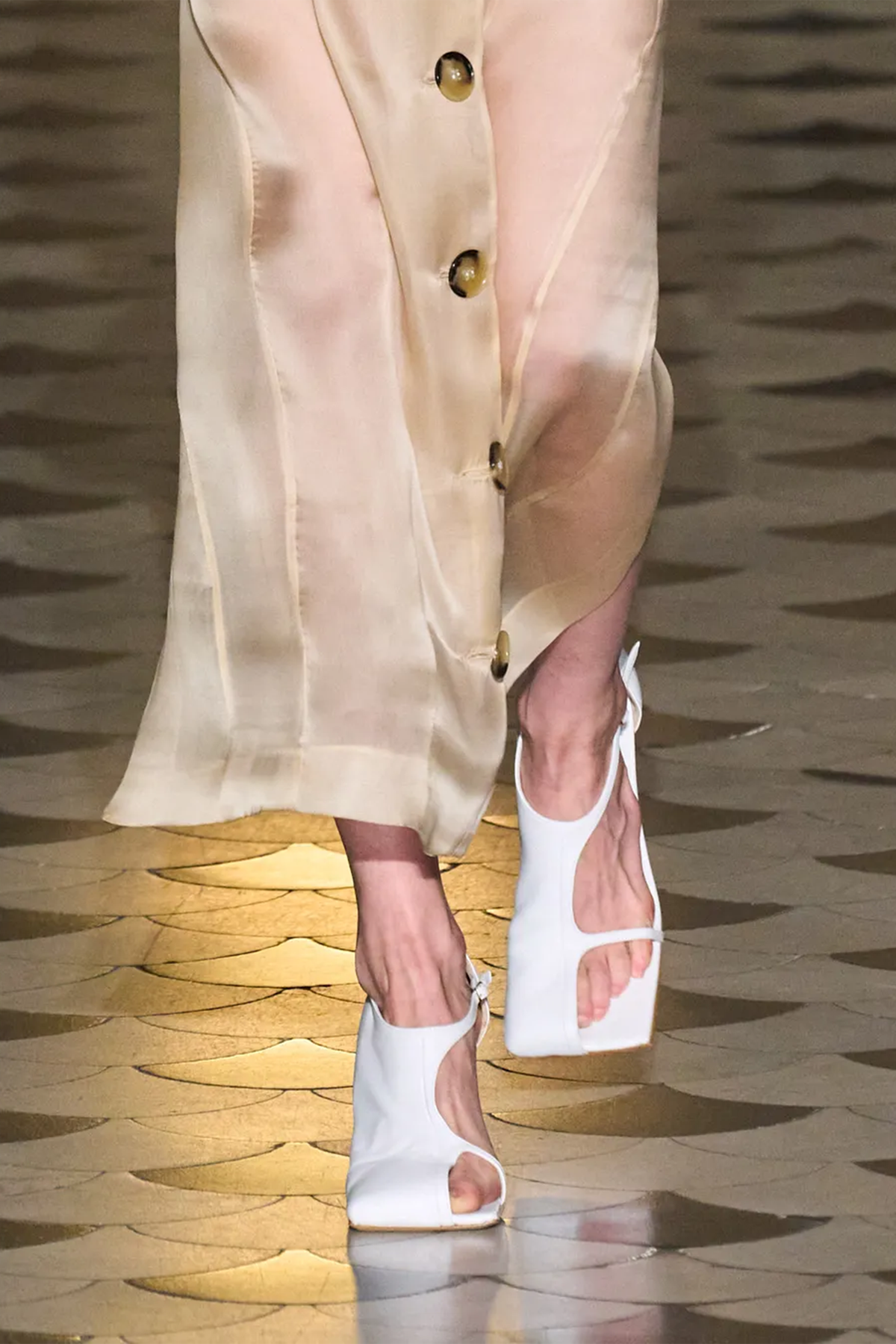 Hide sandals: Η τάση στα παπούτσια που κάνει takeover στην γκαρνταρόμπα μας-2