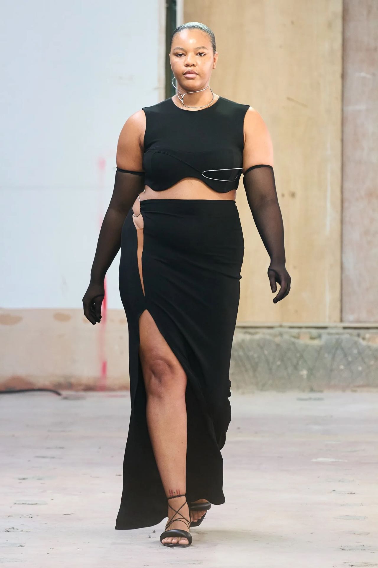 Η maxi μαύρη φούστα είναι το νέο it piece στη wishlist μας-4