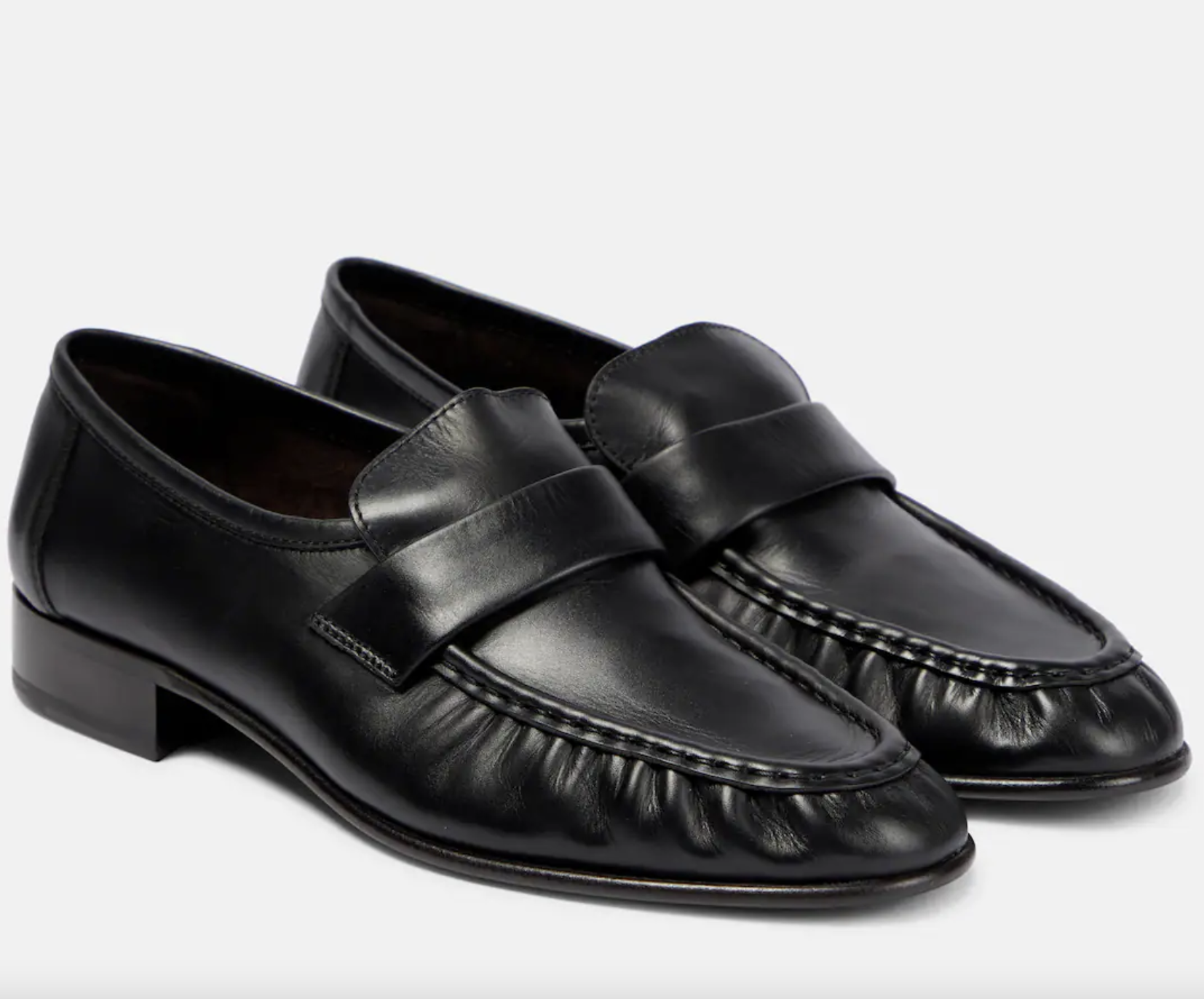 Μαύρα loafers: Πώς θα συνδυάσετε την τάση και το καλοκαίρι;-9