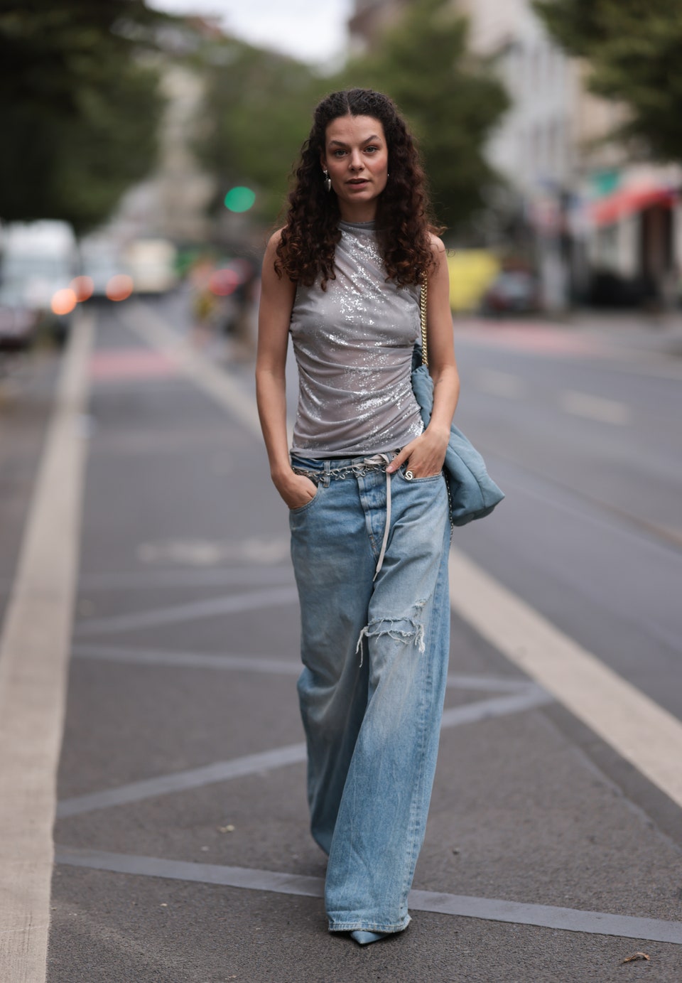 5 νέα style hacks για να αναβαθμίσετε τα τζιν σας σύμφωνα με το street style-5