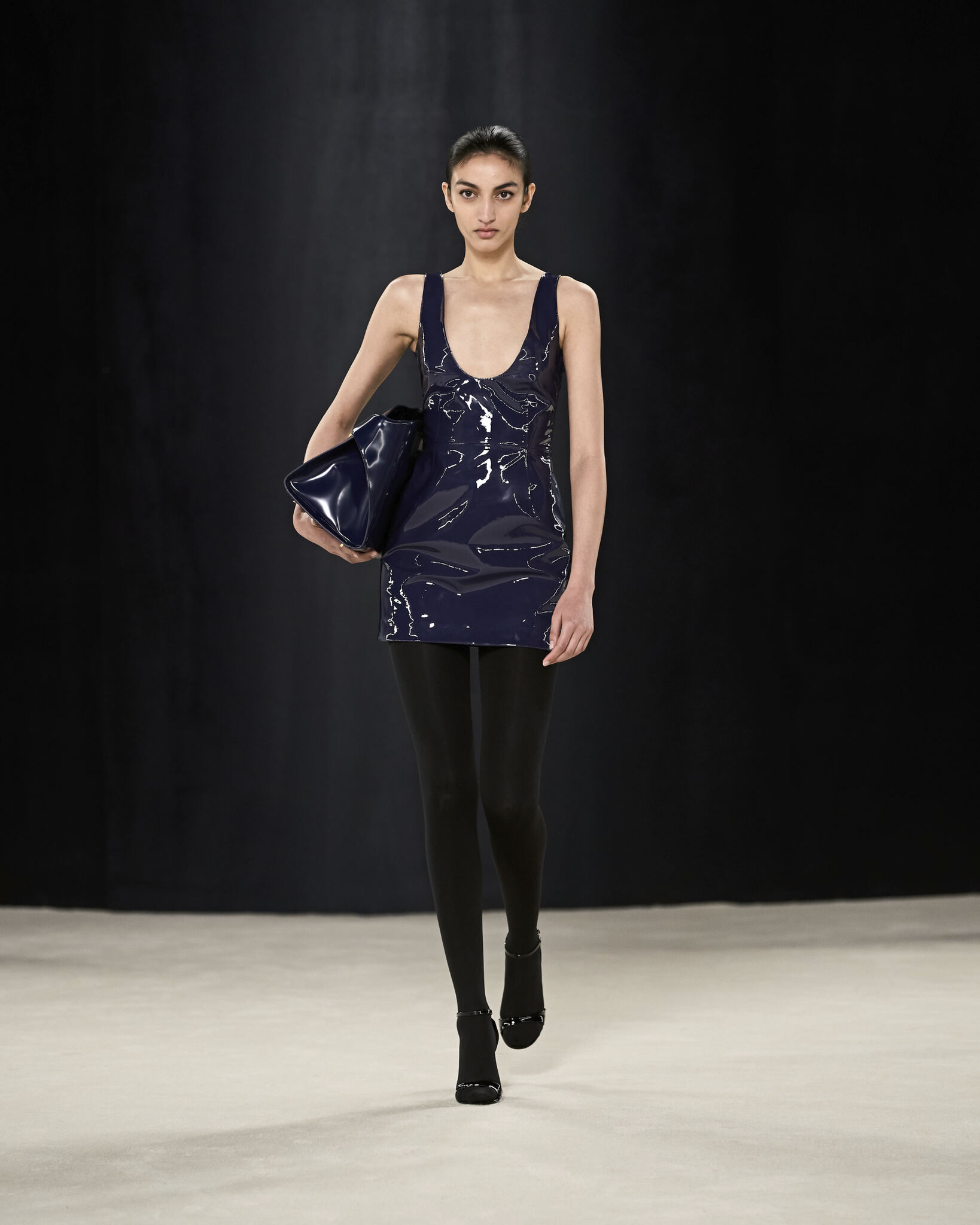 The Hug Bag: Η νέα τσάντα του οίκου Ferragamo-2