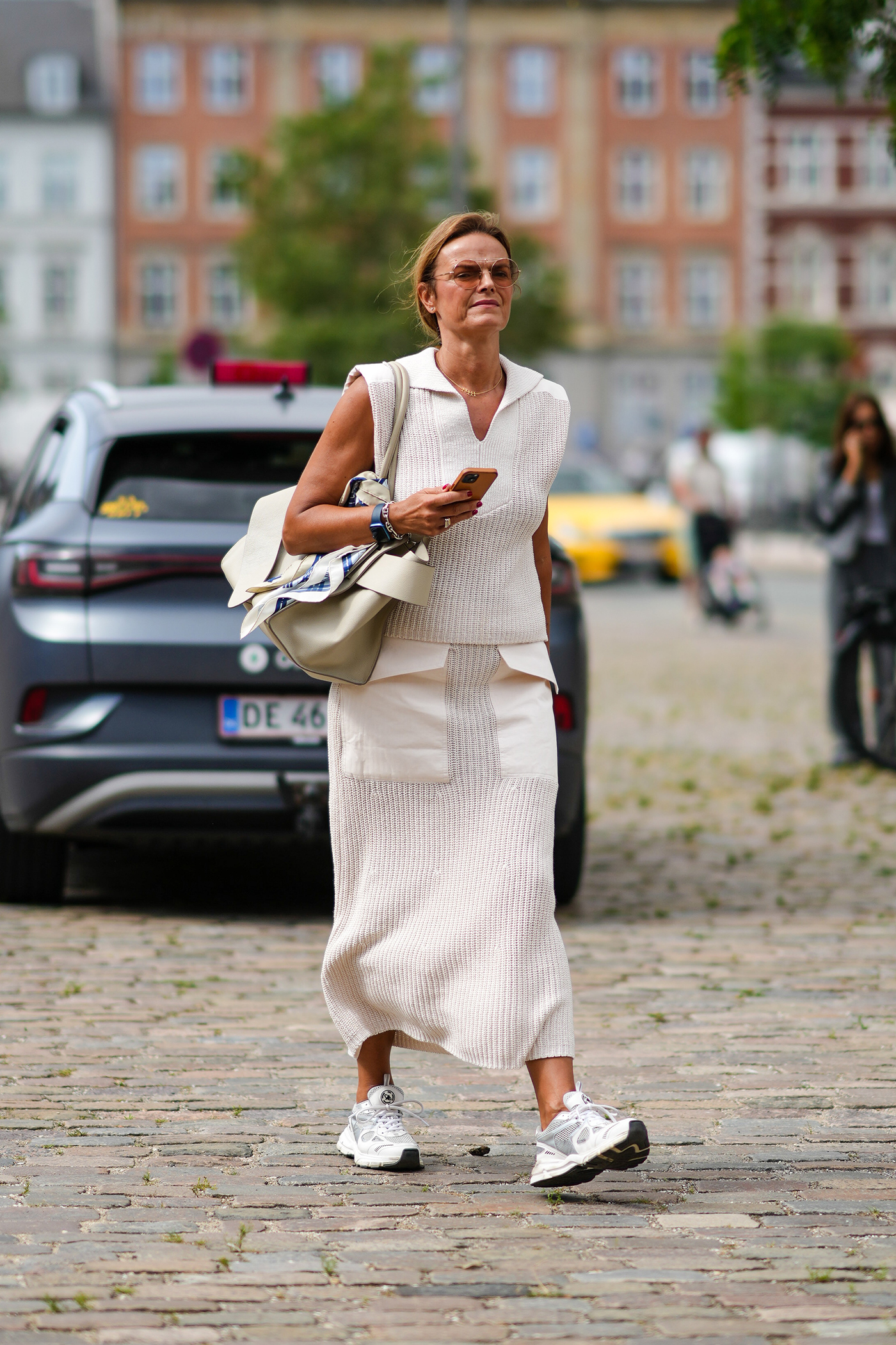 Sneakers και φούστες: Πώς θα φορέσετε το effortless combo της μεταβατικής περιόδου;-2