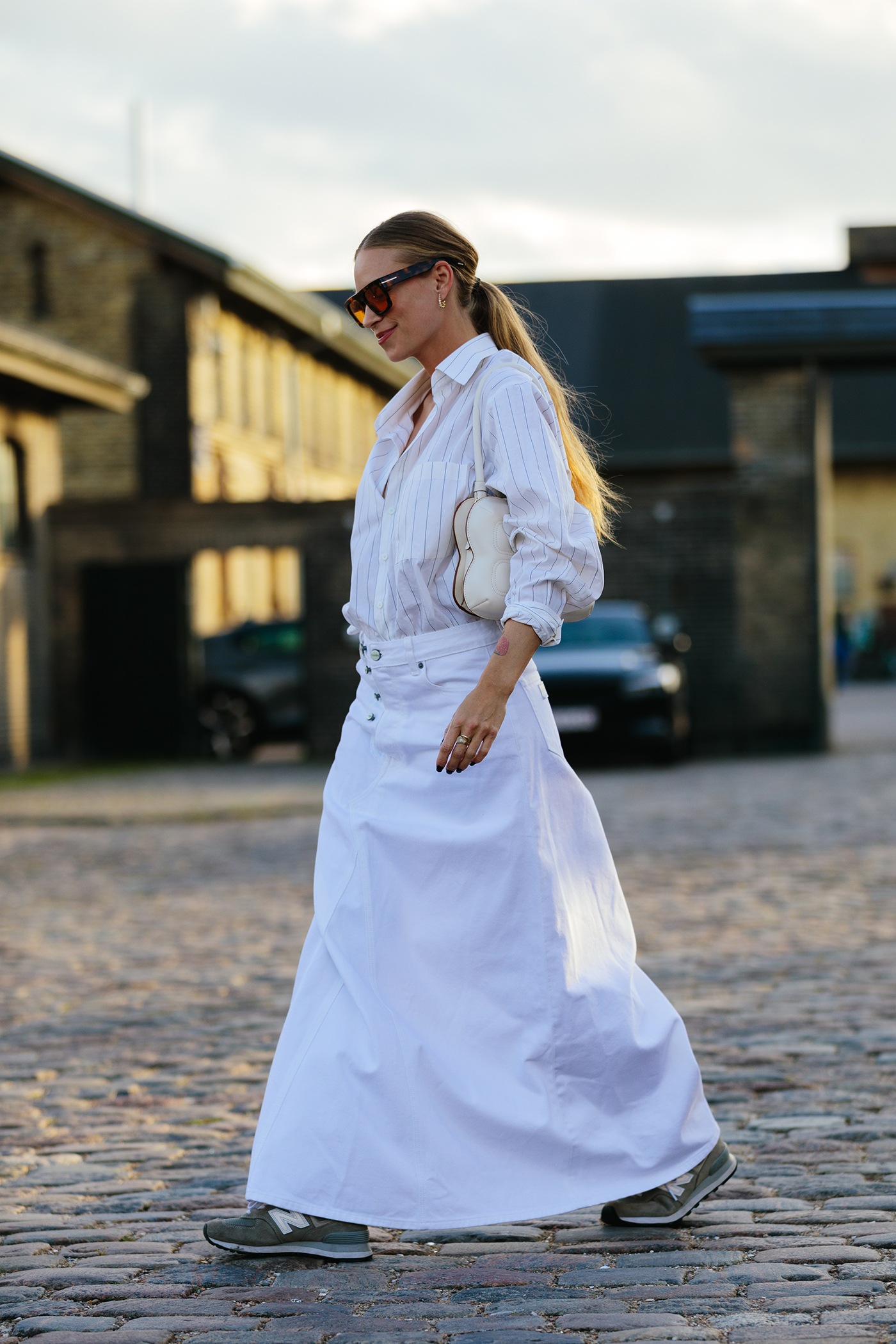 Sneakers και φούστες: Πώς θα φορέσετε το effortless combo της μεταβατικής περιόδου;-5