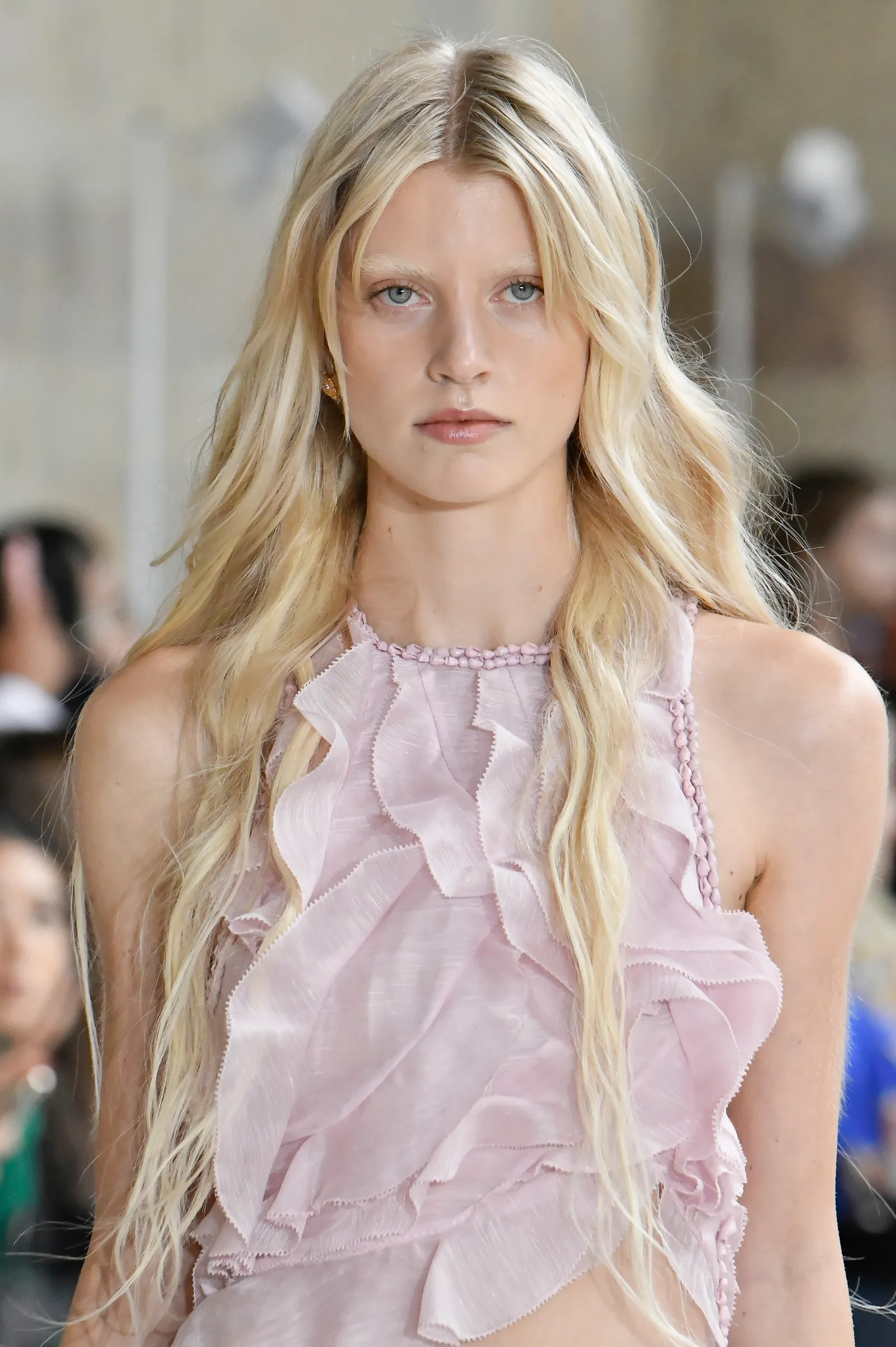 French Style: Tα 5 φθινοπωρινά hairstyles που κάνουν τώρα οι Γαλλίδες-5