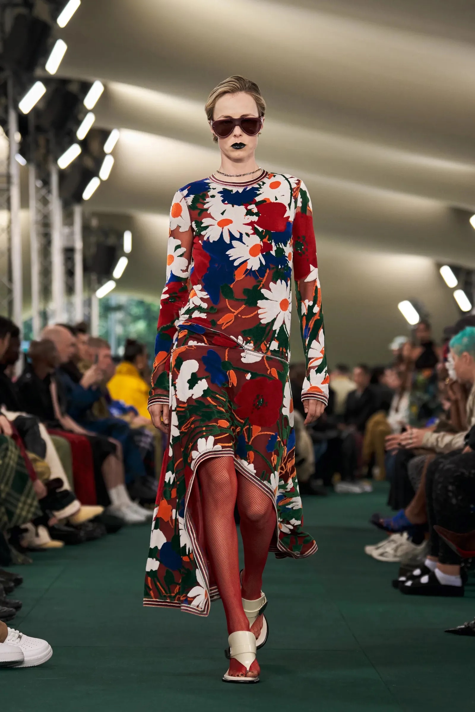 Burberry SS24: Όλες οι λεπτομέρειες για το δεύτερο show του Daniel Lee στον οίκο-4