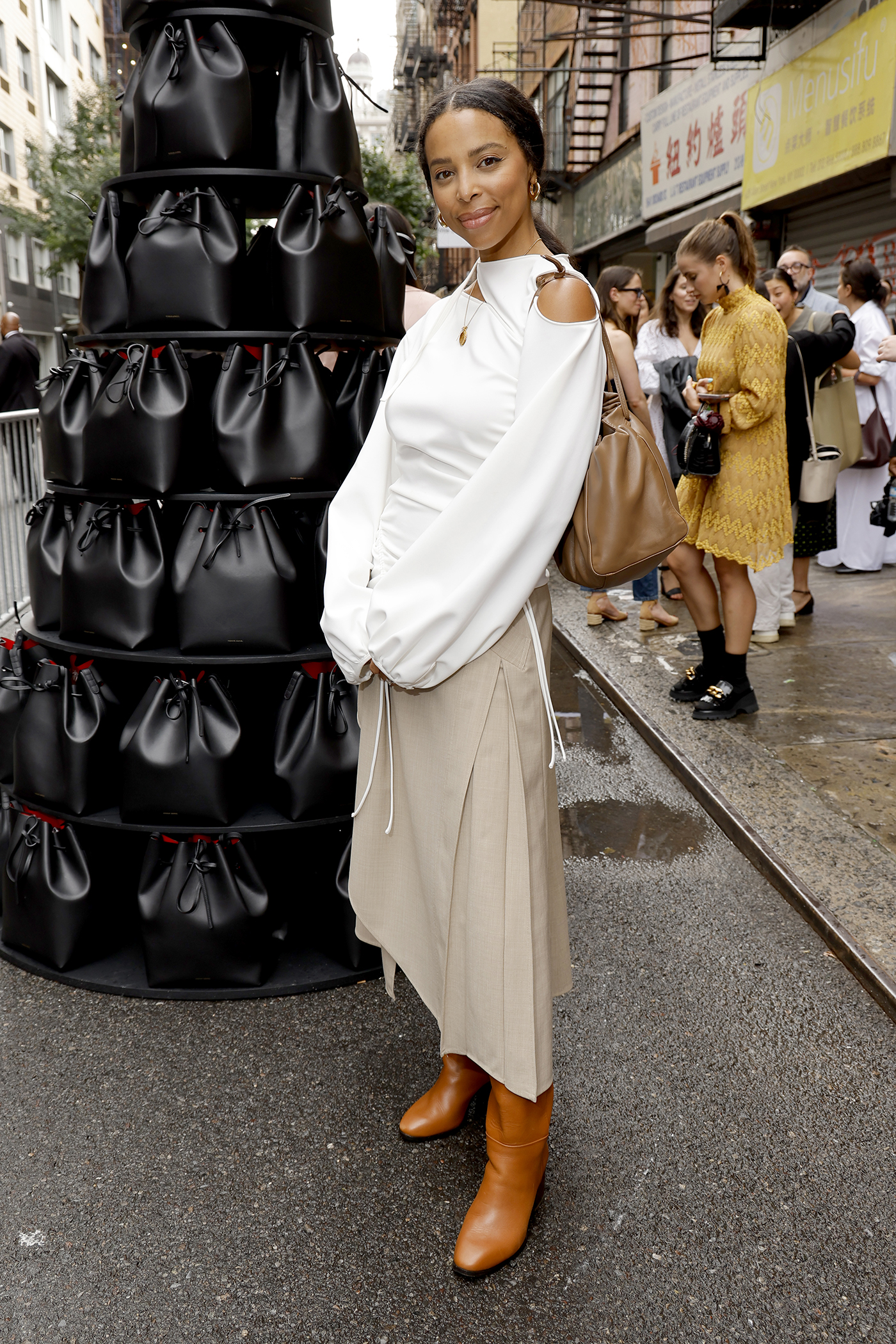 High boots και φούστες: Το street style της Νέας Υόρκης μας δείχνει τον πιο hot συνδυασμό-3