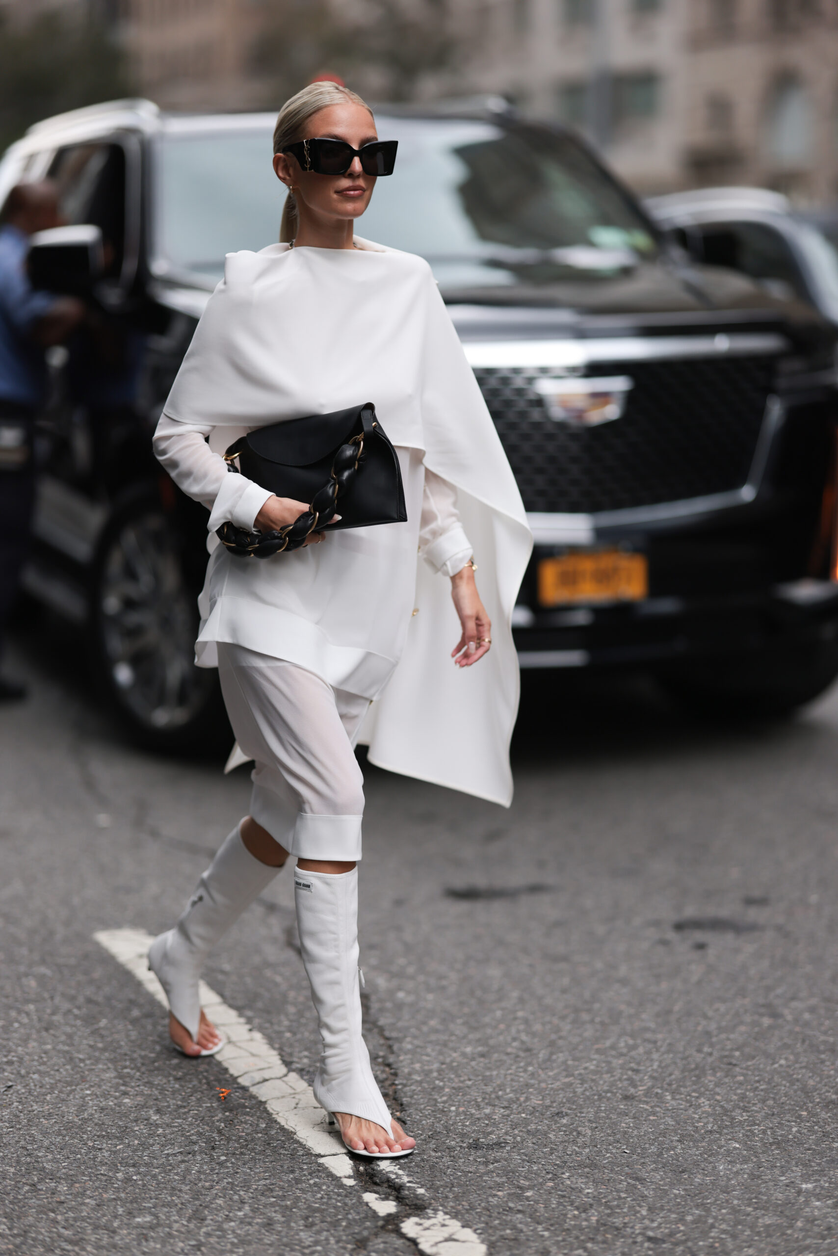 High boots και φούστες: Το street style της Νέας Υόρκης μας δείχνει τον πιο hot συνδυασμό-2