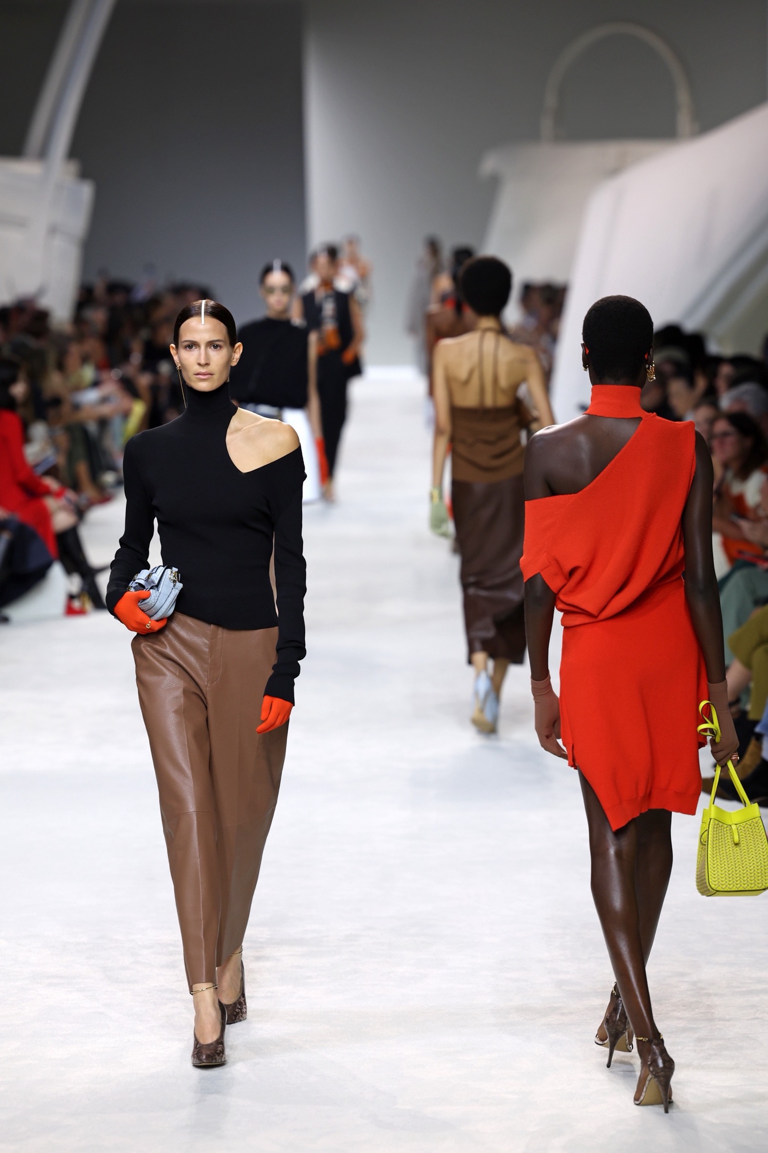 Fendi SS24: Ένα show ωδή στο χρώμα από τον Kim Jones-3