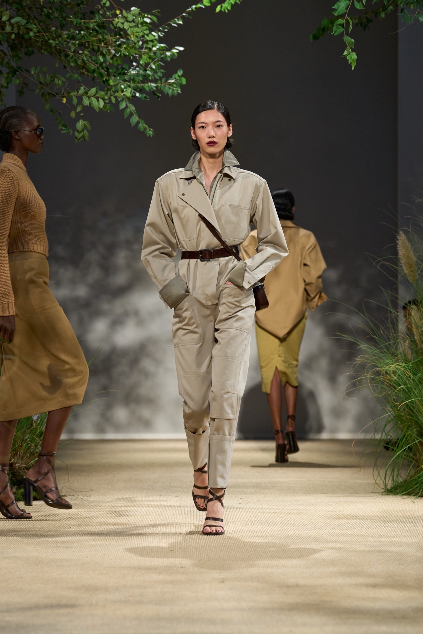 Max Mara SS24: Όλες οι λεπτομέρειες για το military style στην πασαρέλα-1