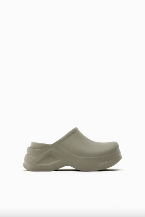 Backless clogs: Είναι το shoe trend της μεταβατικής περιόδου-5