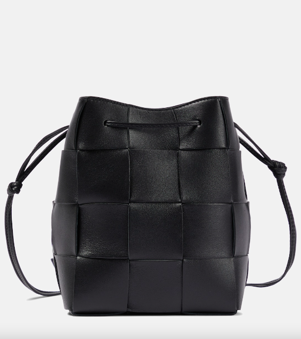 6 μαύρες shoulder bags που θα κρατήσετε non-stop το φθινόπωρο-1