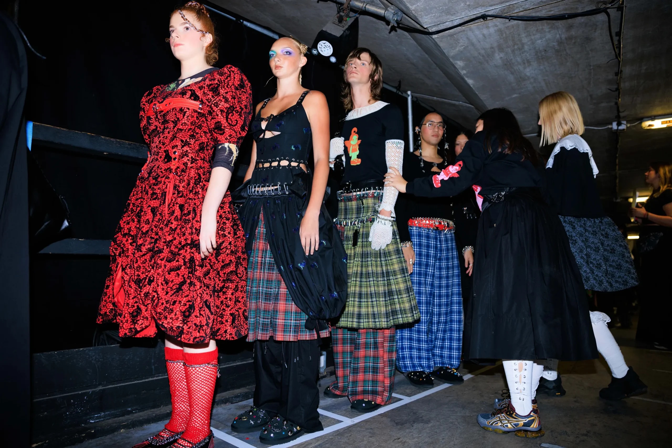 Εβδομάδα Μόδας Λονδίνου SS24: Οι κορυφαίες backstage στιγμές-80