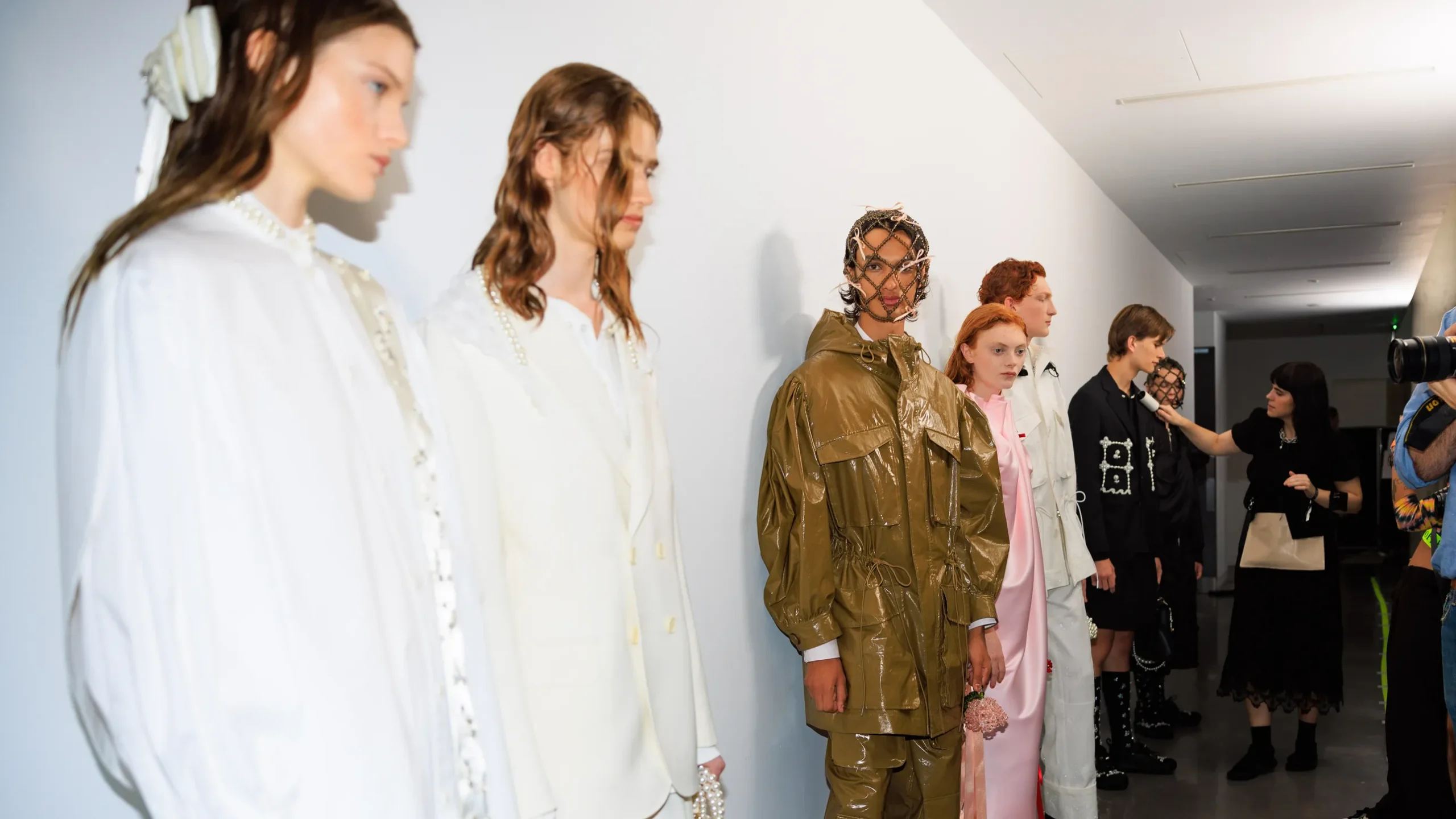 Εβδομάδα Μόδας Λονδίνου SS24: Οι κορυφαίες backstage στιγμές-20