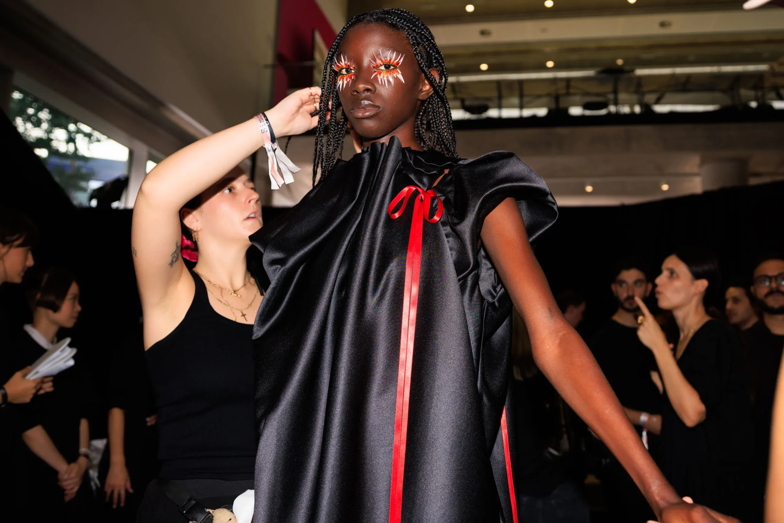 Εβδομάδα Μόδας Λονδίνου SS24: Οι κορυφαίες backstage στιγμές-29