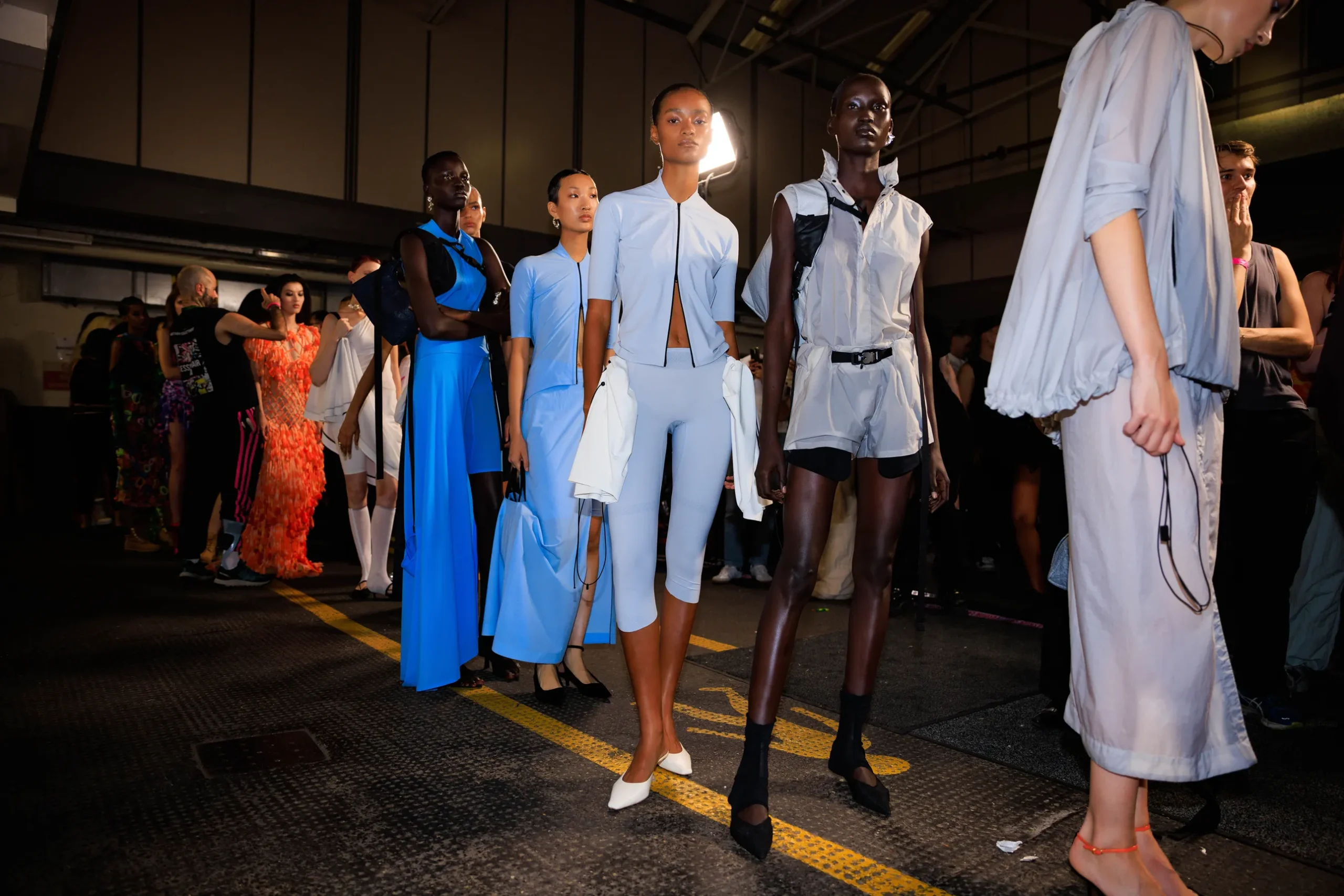 Εβδομάδα Μόδας Λονδίνου SS24: Οι κορυφαίες backstage στιγμές-101