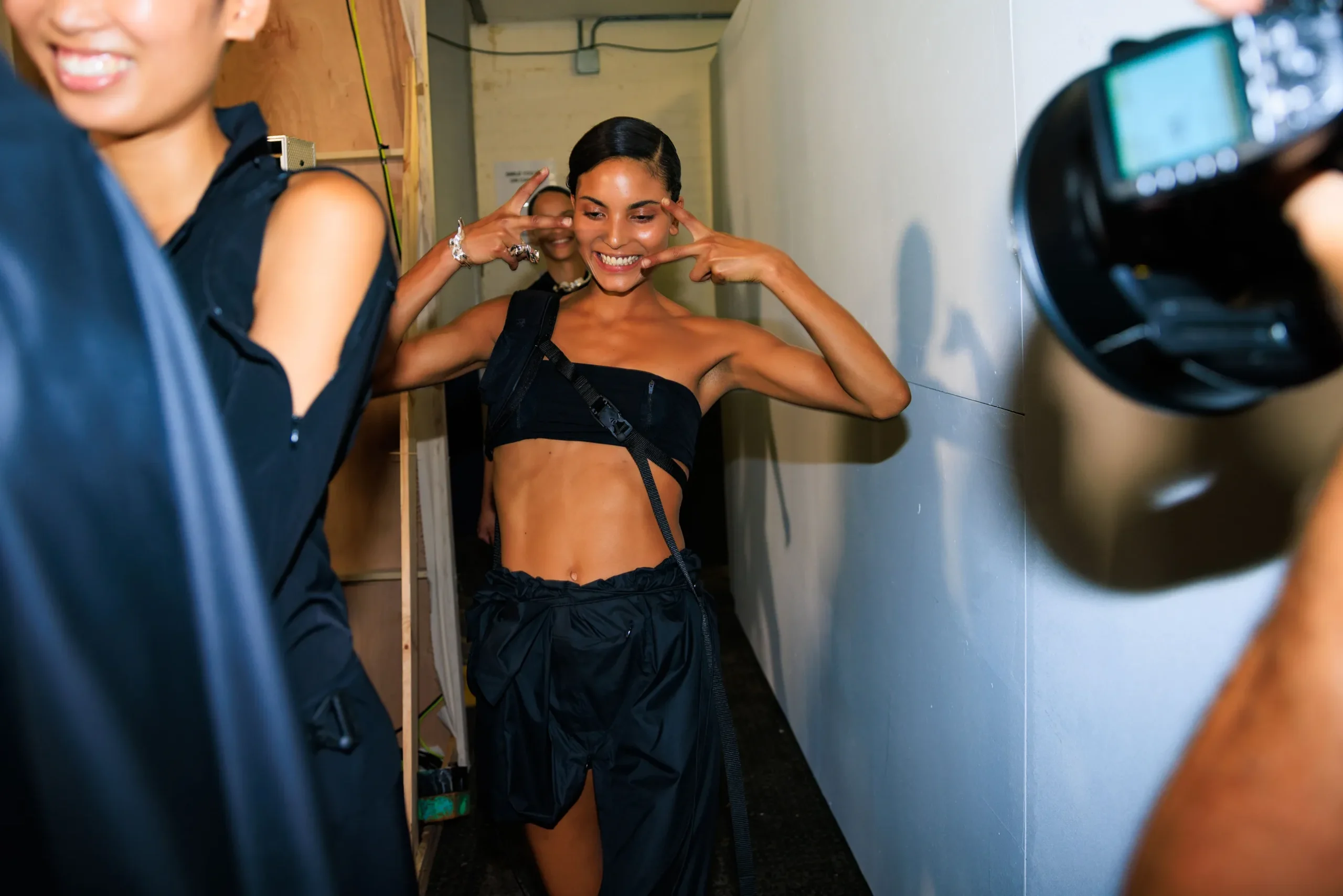 Εβδομάδα Μόδας Λονδίνου SS24: Οι κορυφαίες backstage στιγμές-103