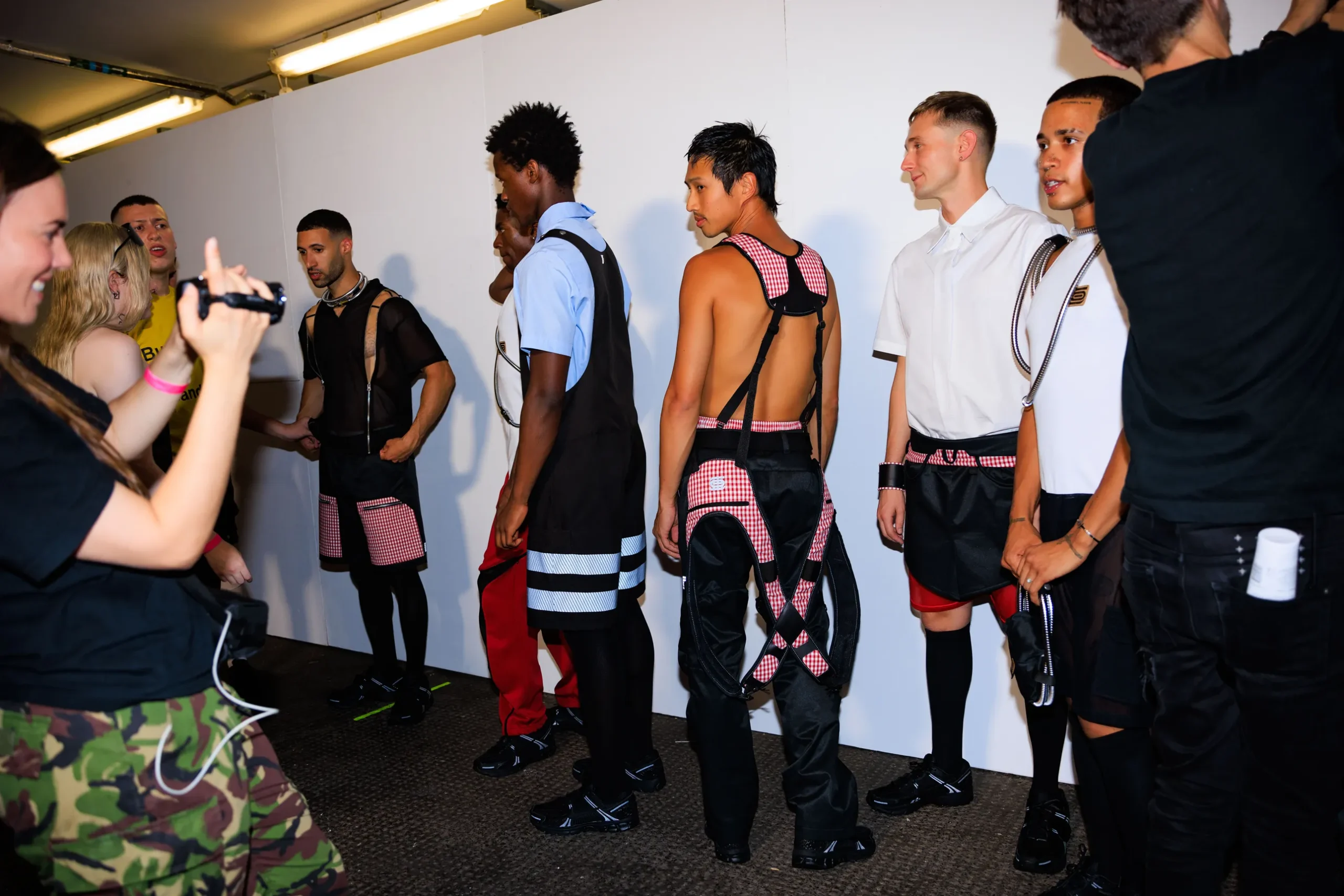 Εβδομάδα Μόδας Λονδίνου SS24: Οι κορυφαίες backstage στιγμές-91