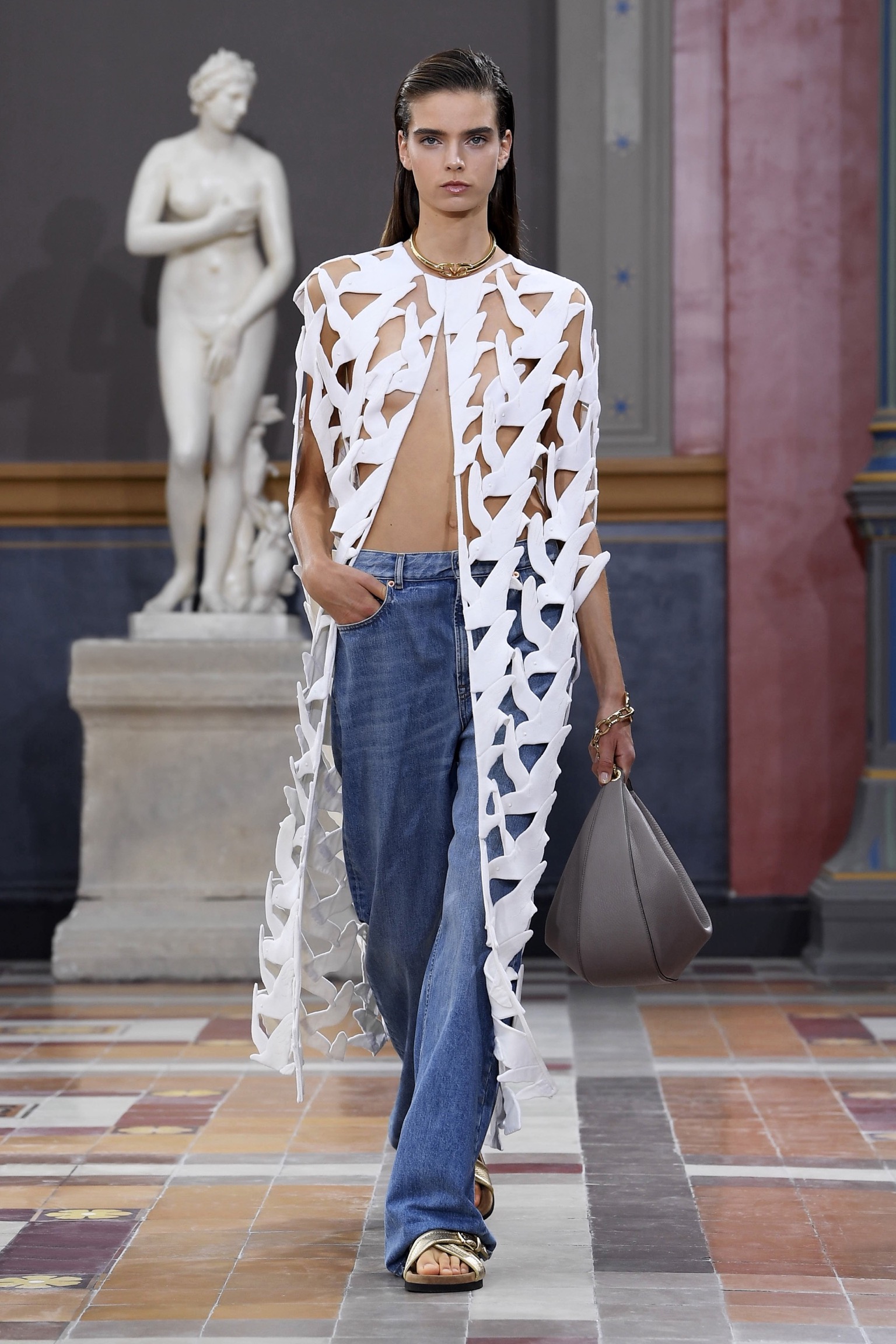 Valentino SS24: Μια πασαρέλα ωδή στο γυναικείο σώμα-4