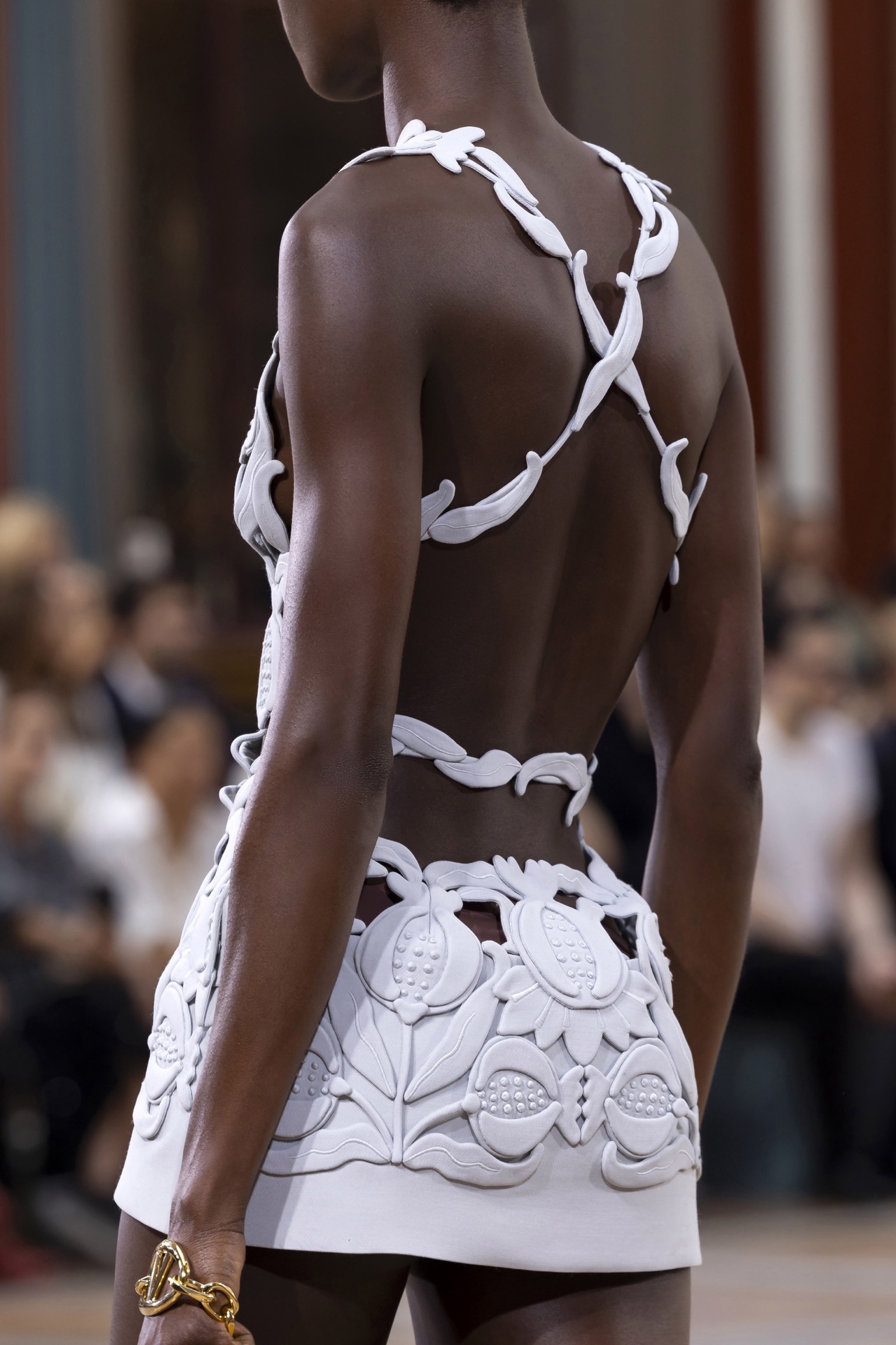 Valentino SS24: Μια πασαρέλα ωδή στο γυναικείο σώμα-1