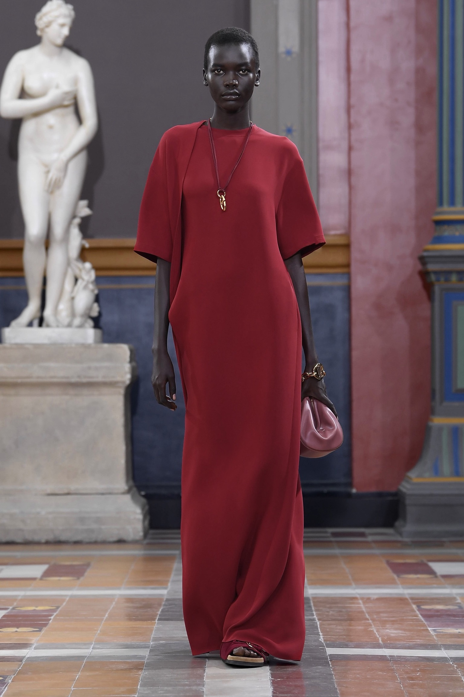 Valentino SS24: Μια πασαρέλα ωδή στο γυναικείο σώμα-3