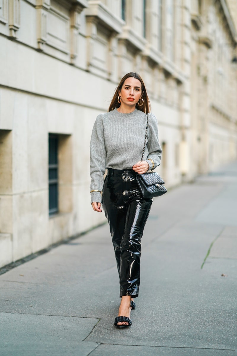Γκρι πουλόβερ: 10 Vogue approved συνδυασμοί από τις best dressed-8