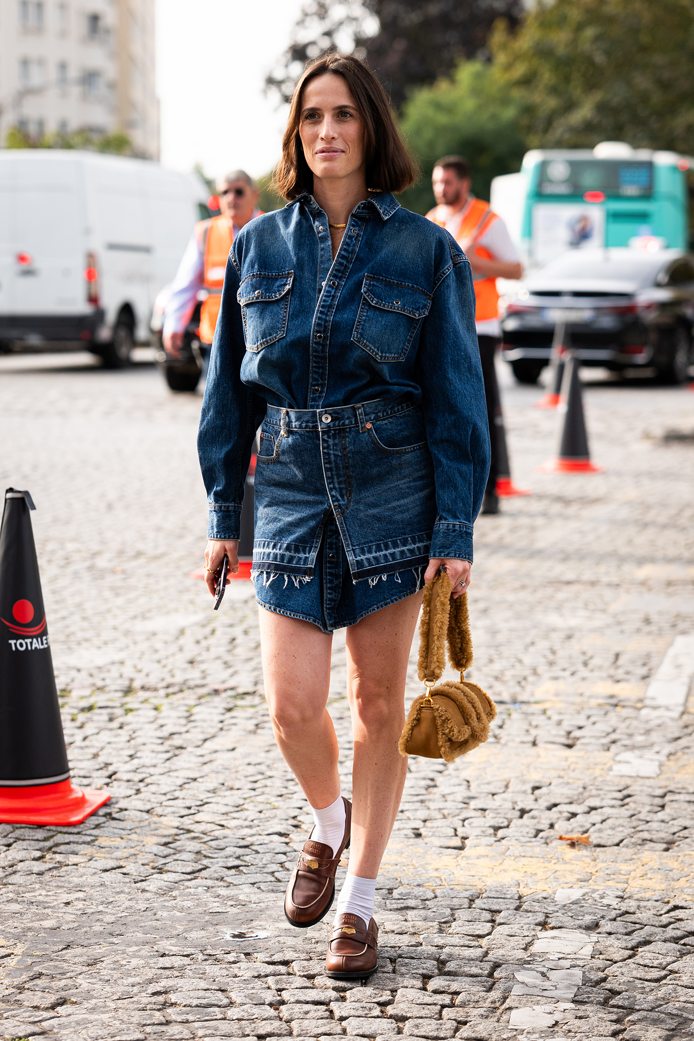 Loafers με μίνι φούστα: O κομψός φθινοπωρινός συνδυασμός που θα φορέσουμε non-stop-3