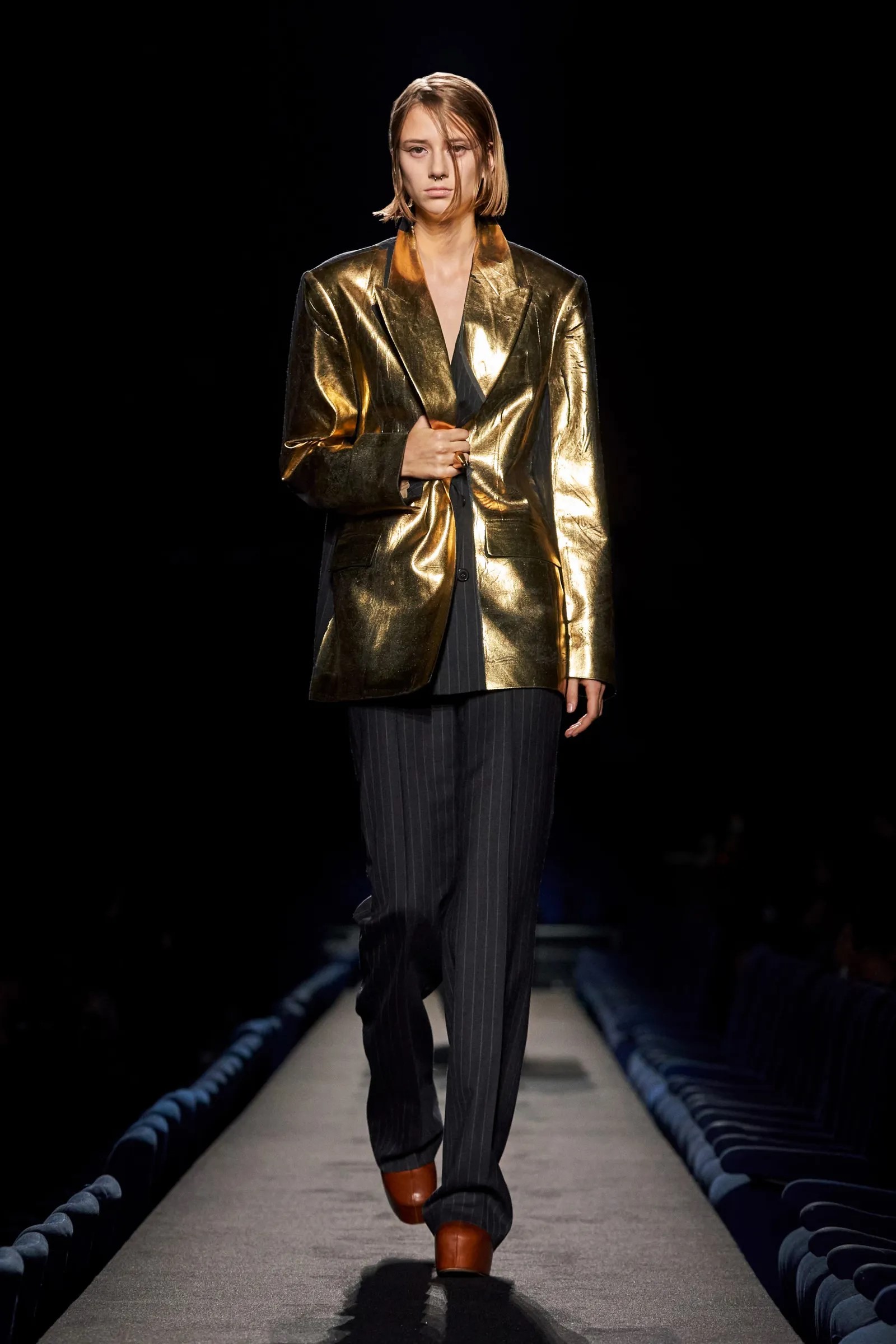 Τα metallics μπαίνουν και αυτή τη σεζόν στο καθημερινό ντύσιμο-3