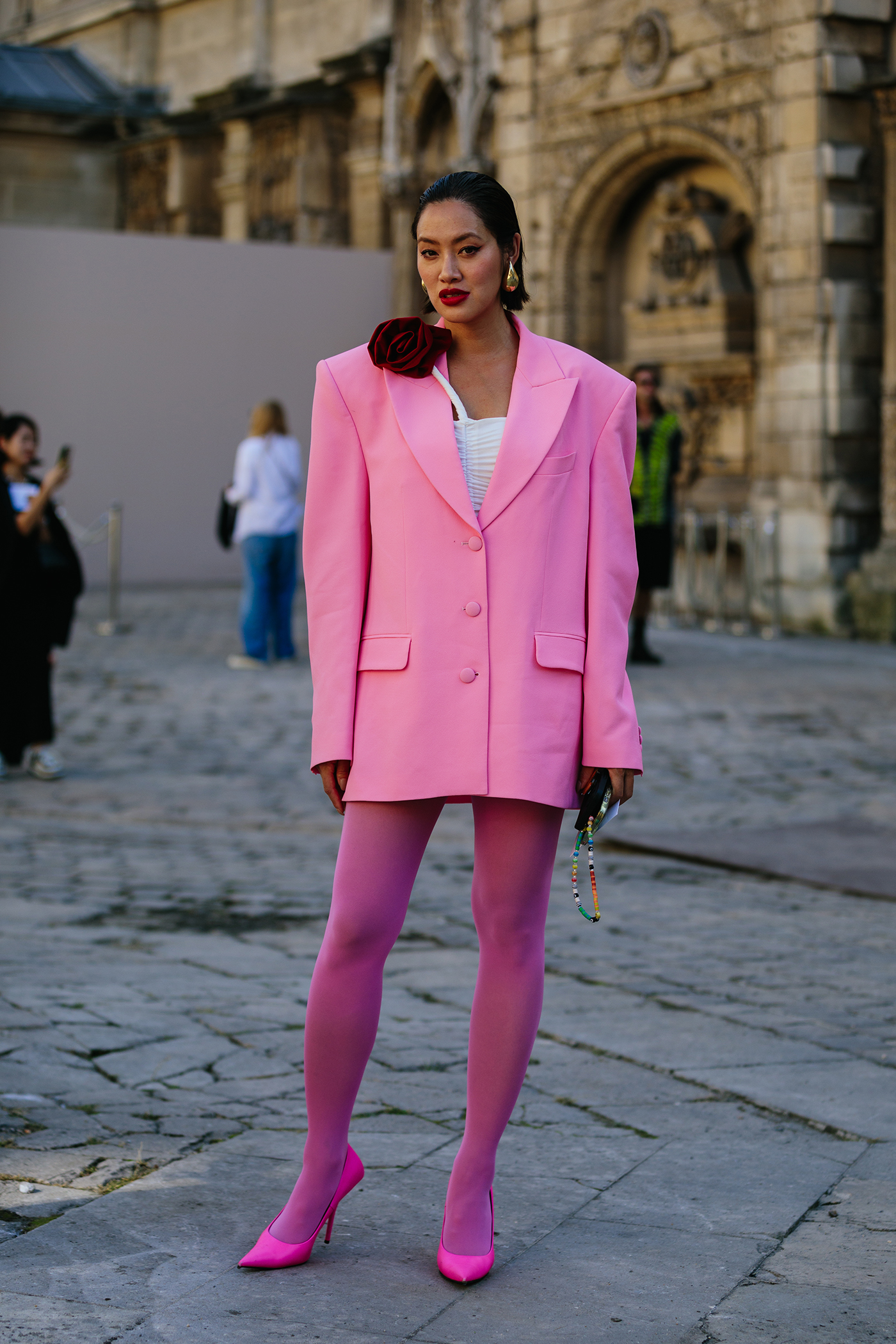 Οι street style εμφανίσεις έξω από το Valentino show μέσα από το φακό της Vogue Greece-10