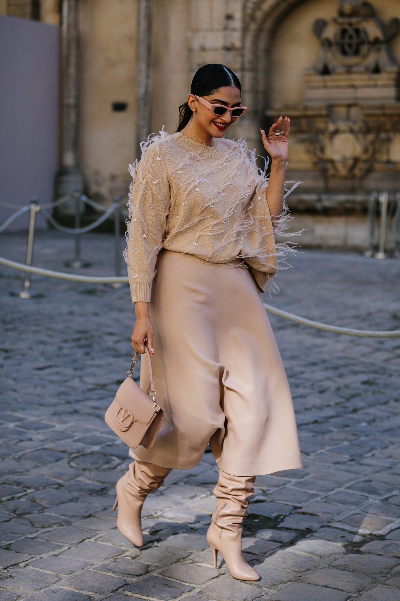 Οι street style εμφανίσεις έξω από το Valentino show μέσα από το φακό της Vogue Greece-3