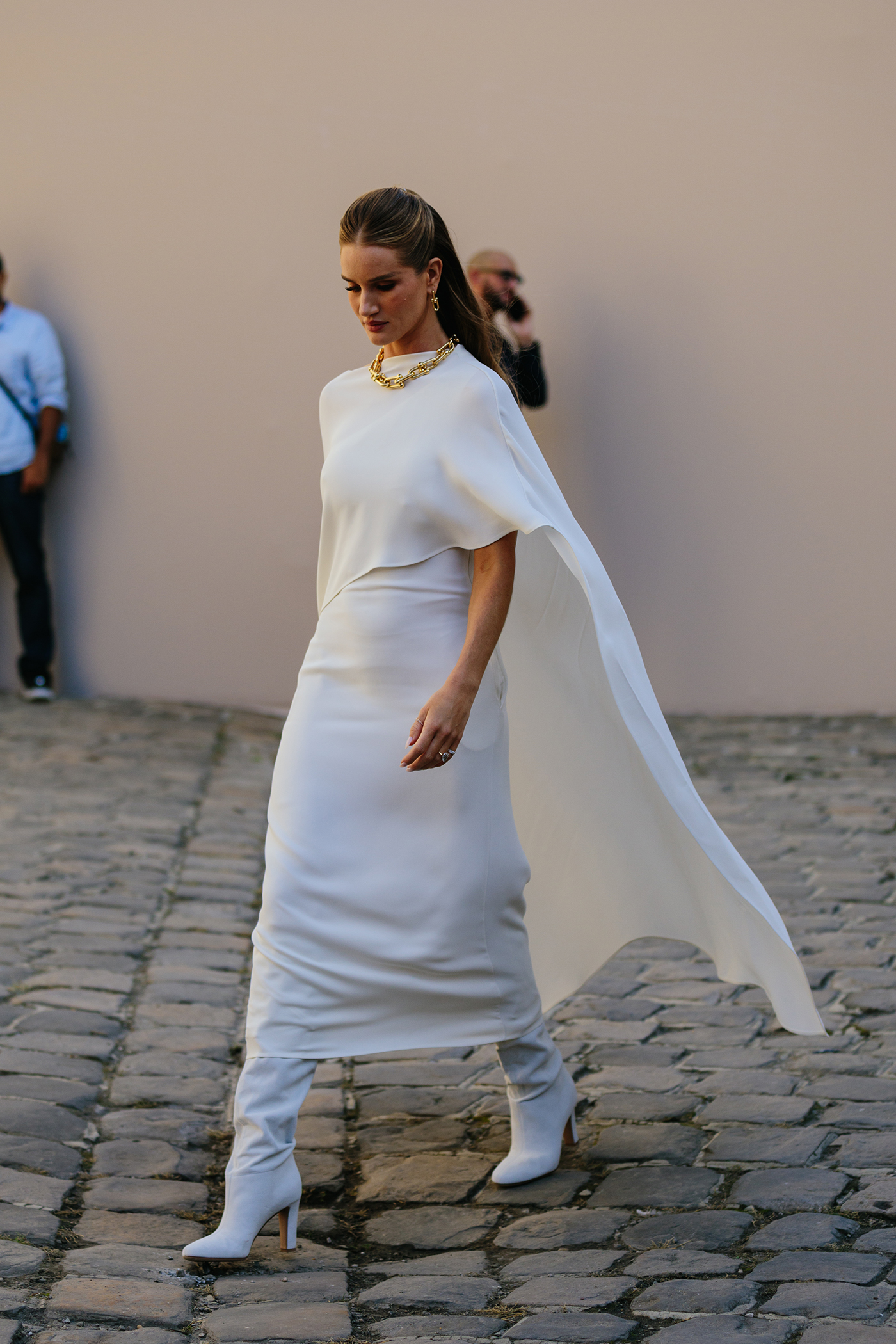 Οι street style εμφανίσεις έξω από το Valentino show μέσα από το φακό της Vogue Greece-2