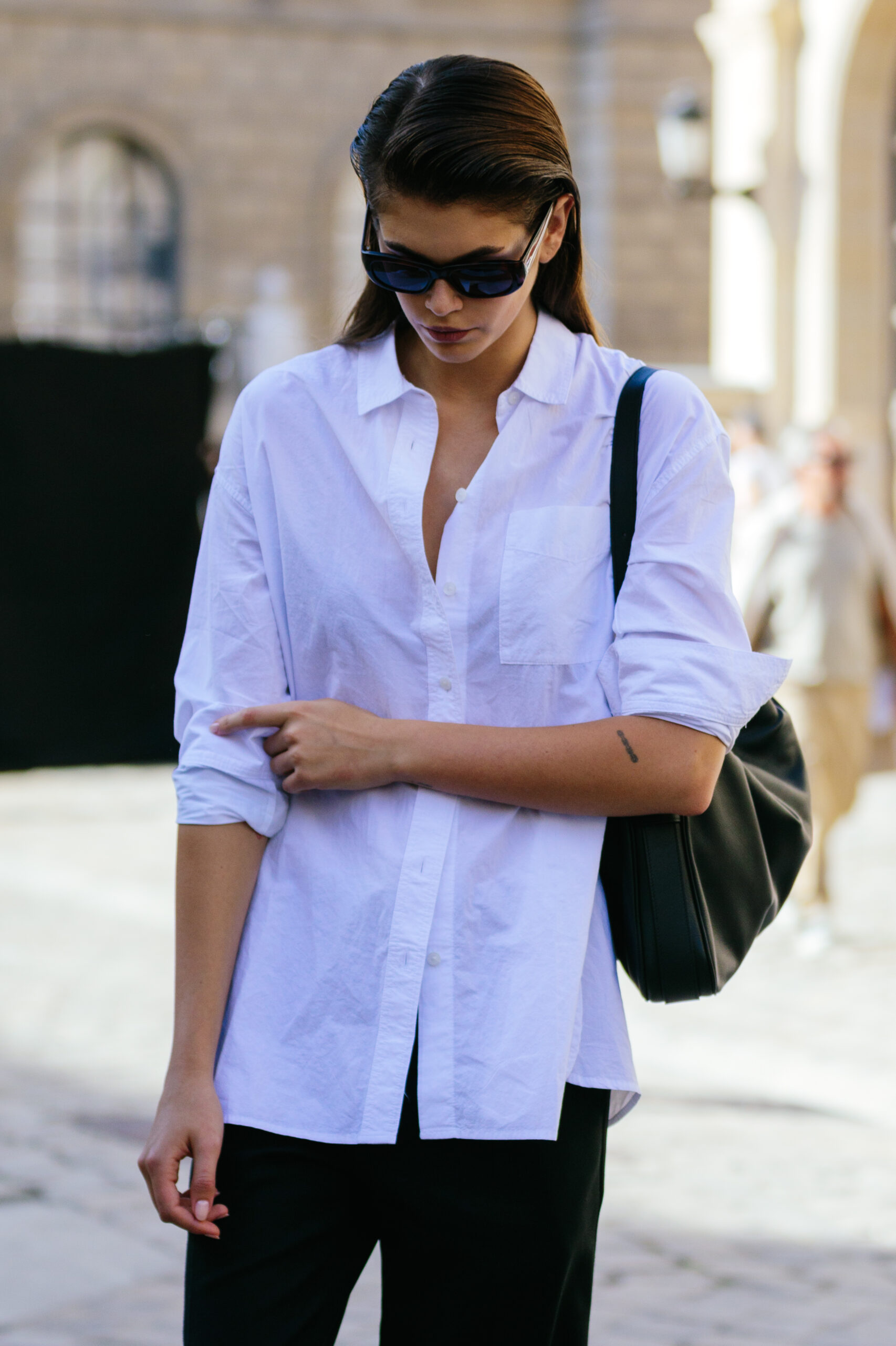 Οι street style εμφανίσεις έξω από το Valentino show μέσα από το φακό της Vogue Greece-12