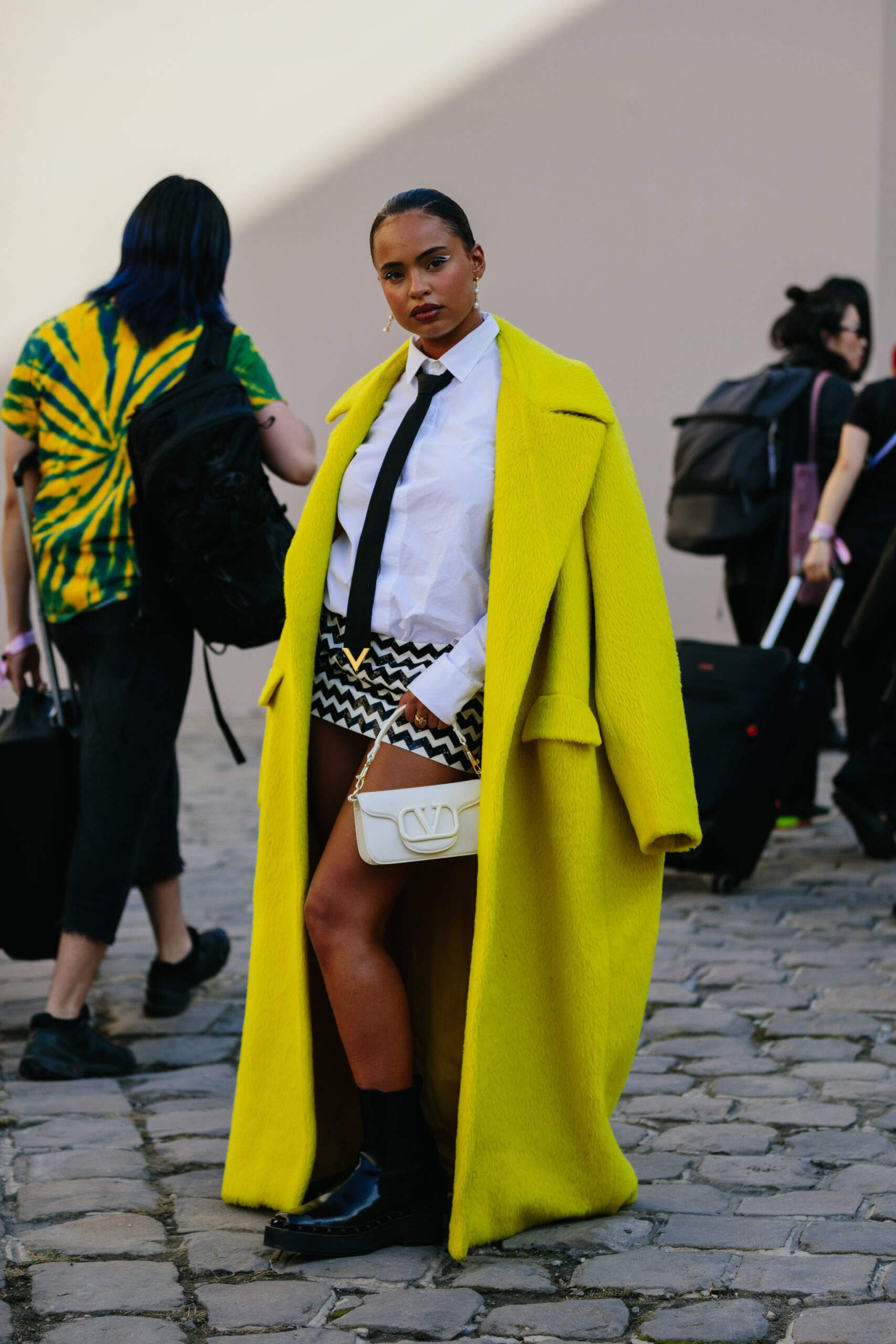 Οι street style εμφανίσεις έξω από το Valentino show μέσα από το φακό της Vogue Greece-11