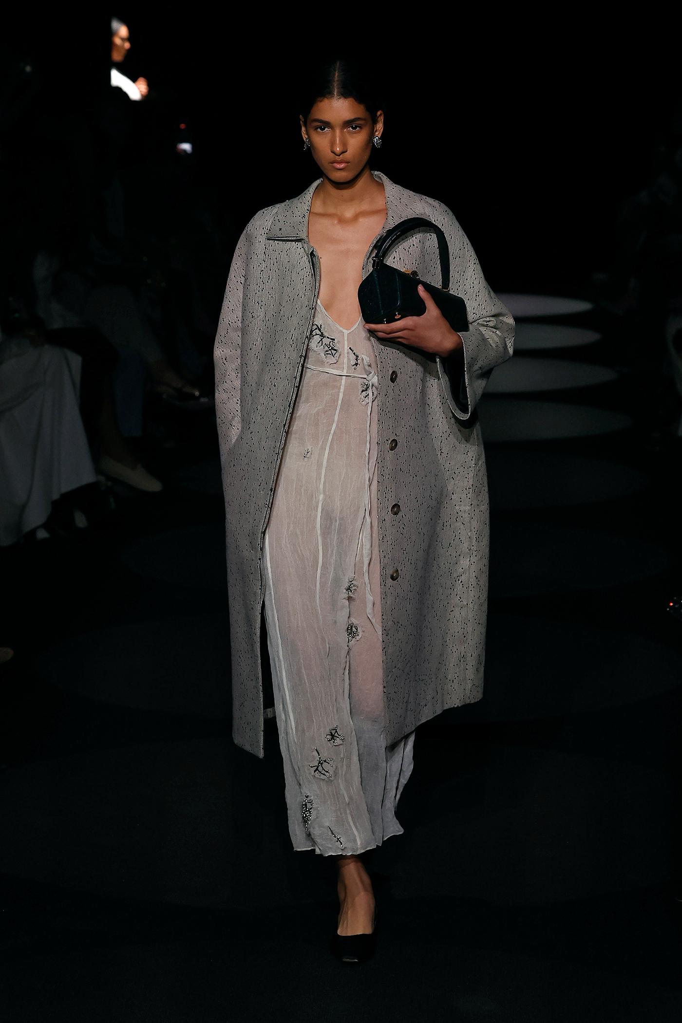 Wrong Coat Theory: Πώς το πανωφόρι αλλάζει τον τρόπο που ντυνόμαστε-2