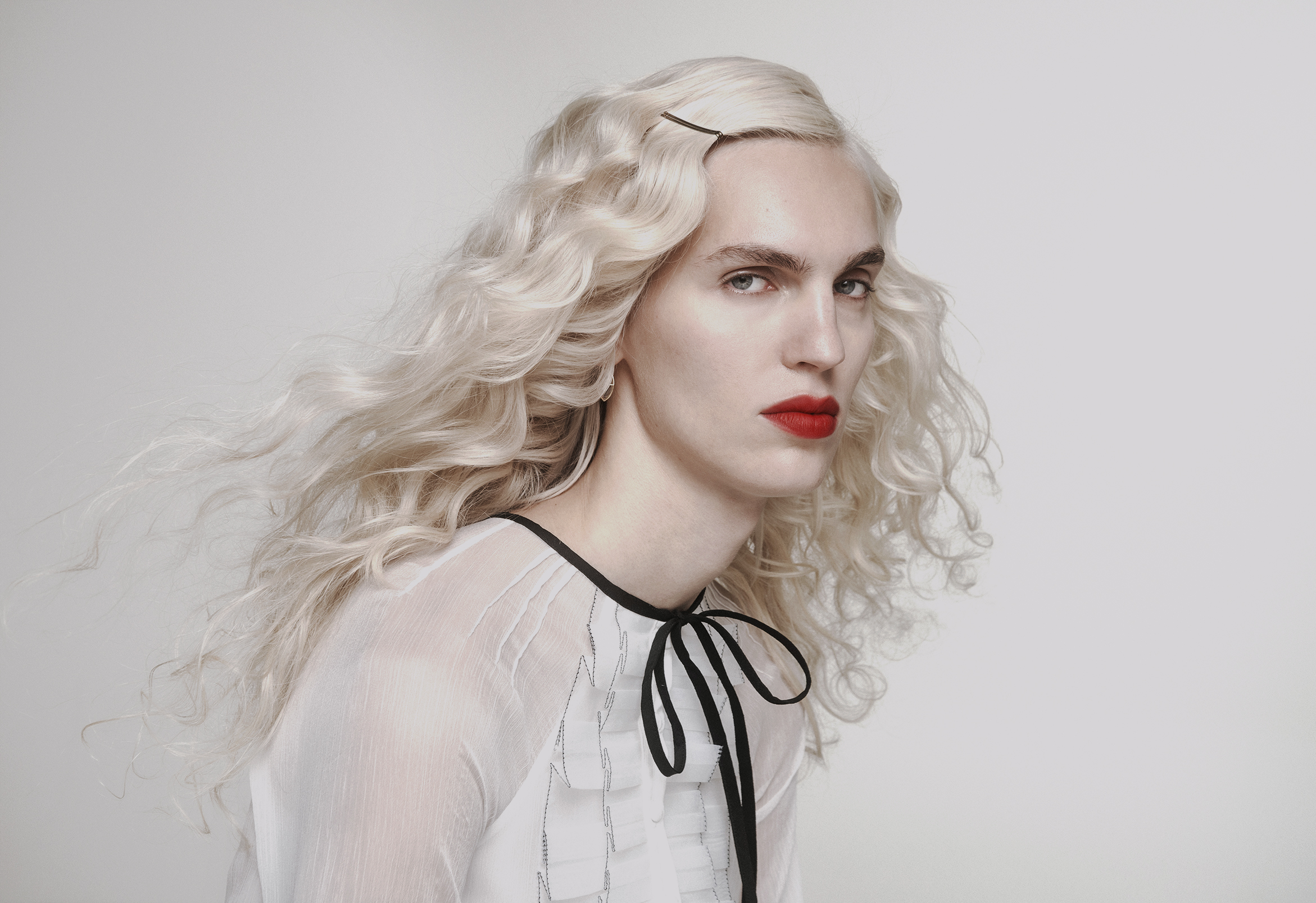 Η Καίτη Γραμμά φωτογραφίζεται για τη Vogue με τα πιο θηλυκά χτενίσματα της χρονιάς-3