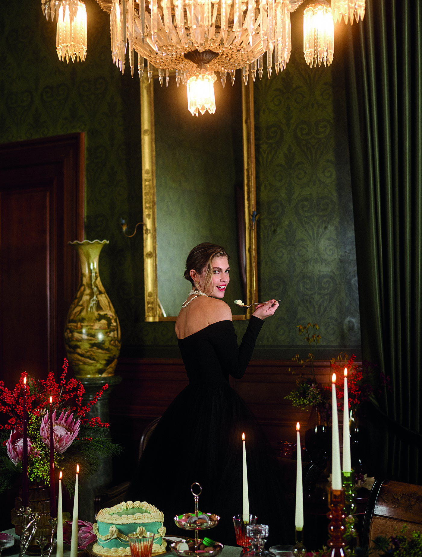 Vogue x Carolina Herrera: Η Κλέλια Ανδριολάτου δημιουργεί τα πιο glam festive looks-1