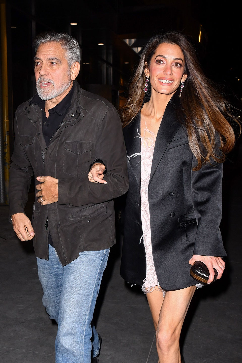 Η Amal Clooney μάς δείχνει πώς να φορέσουμε το boyfriend blazer στις βραδινές εξόδους-1