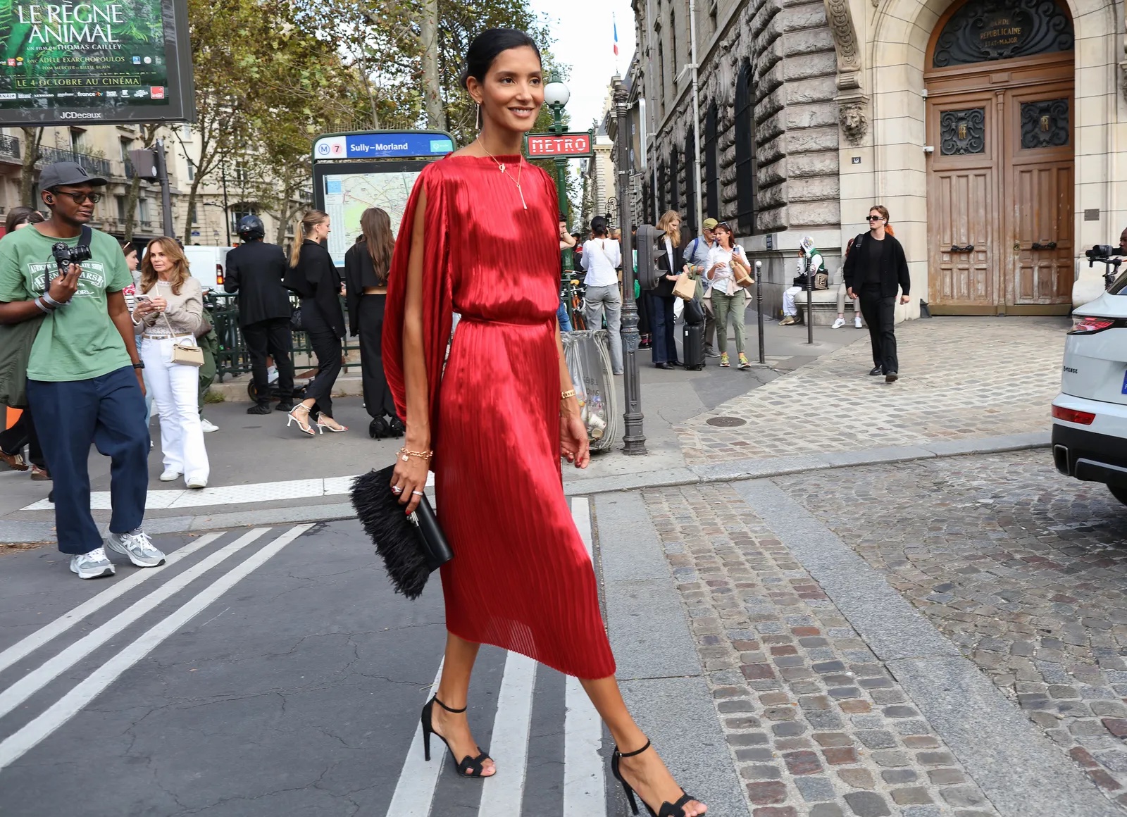 Λαμπερά look χωρίς παγιέτες: 5 ιδέες για τις γιορτές-3