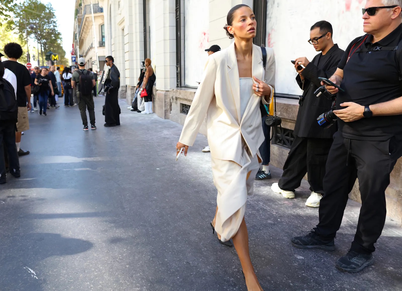Λαμπερά look χωρίς παγιέτες: 5 ιδέες για τις γιορτές-5