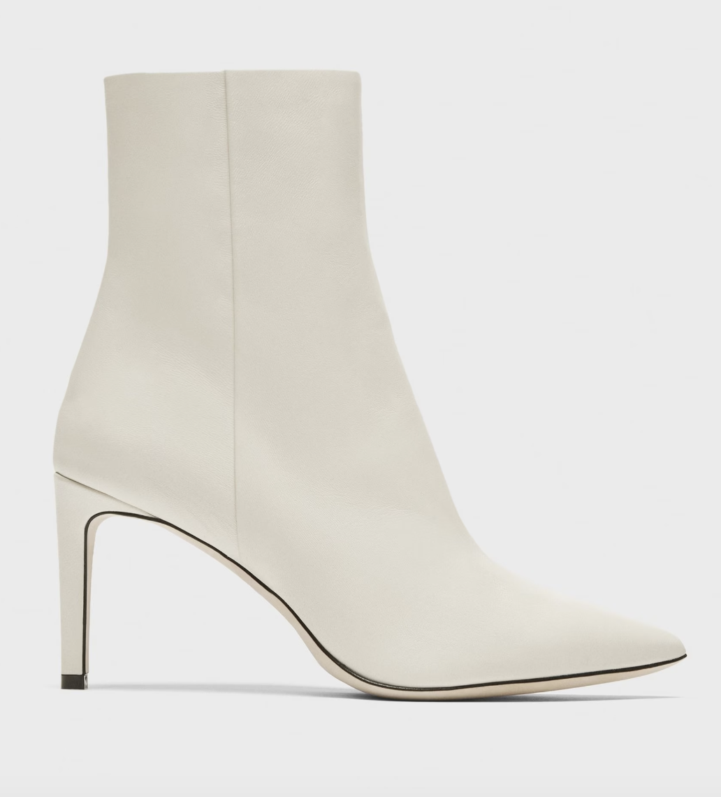 Λευκές μπότες: Είναι τα star shoes που θα φορέσουμε το 2024-2