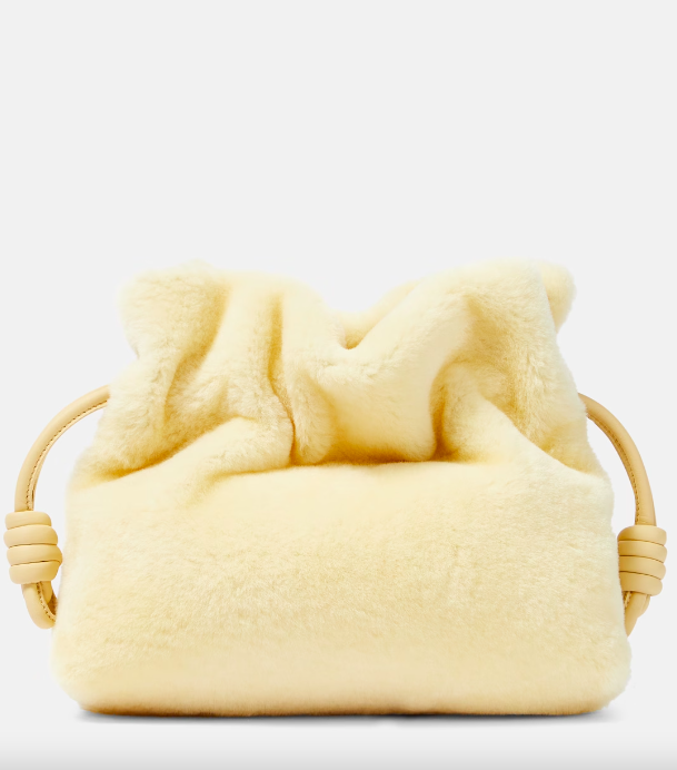 Τα clutches είναι το bag trend που επιστρέφει για το 2024-2